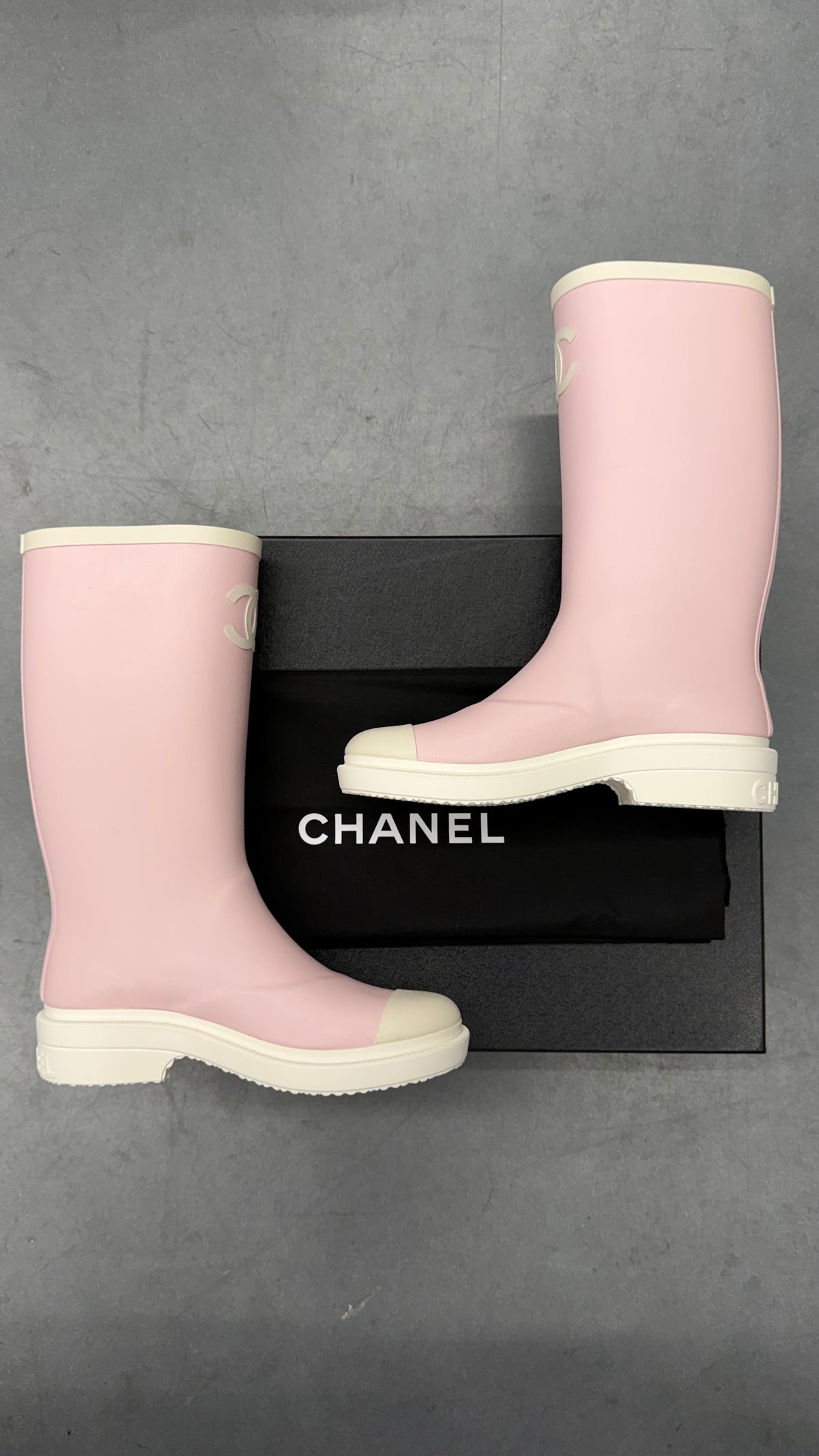 2026 CHANEL INTERLOCKING LOGO RUBBER RAIN BOOTS
