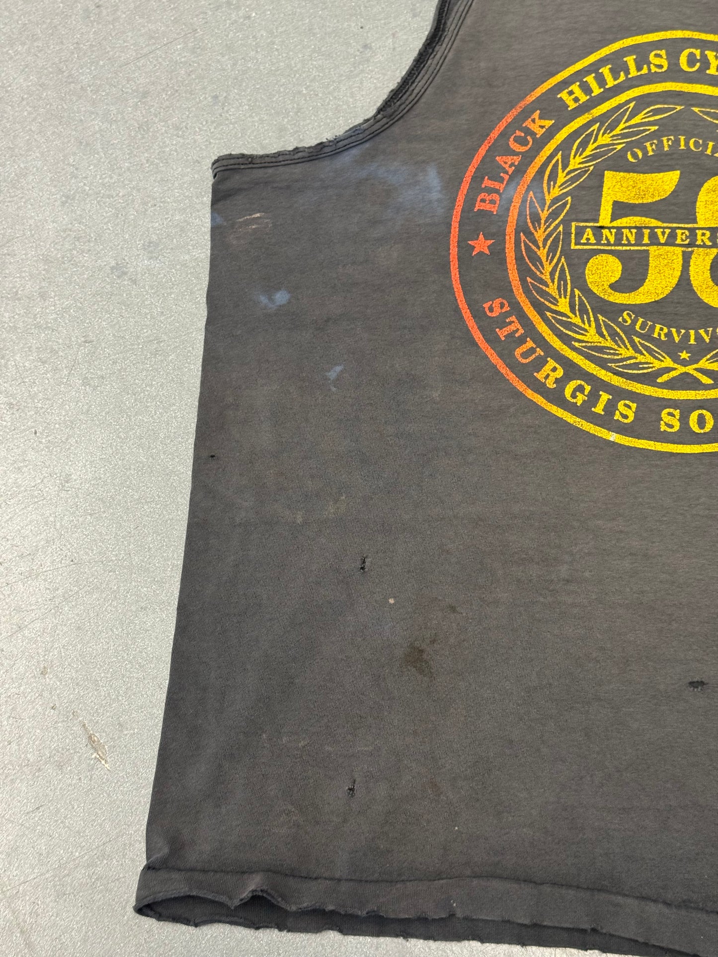 1998 BLACK HILLS CYCLE CLASSIC STURGIS SO. DAKOTA DISTRESSED TANK TOP (FOTL TAG)