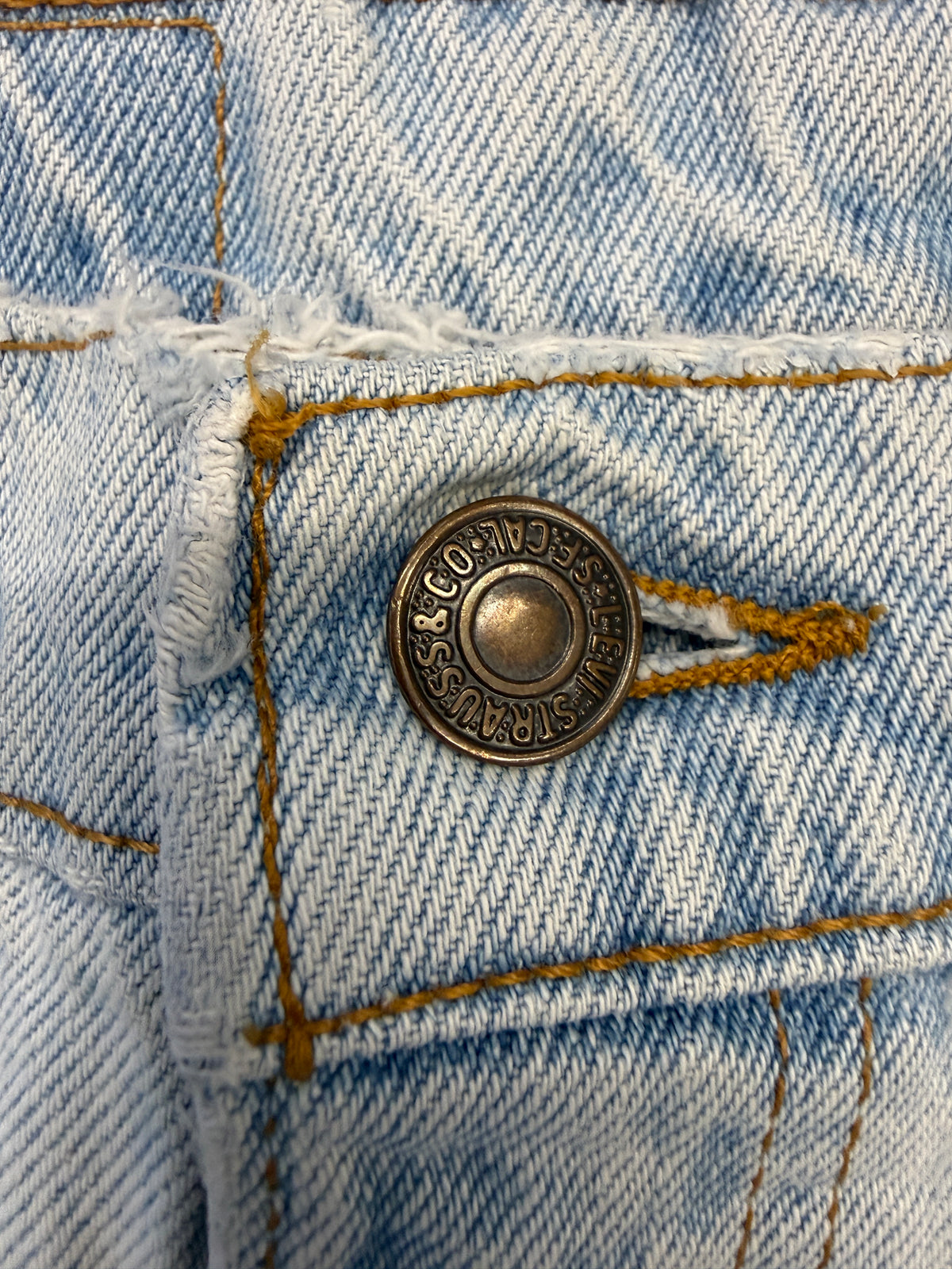 VINTAGE LEVI'S 505 REGULAR FIT FADED BLUE DENIM JEANS (36X32)