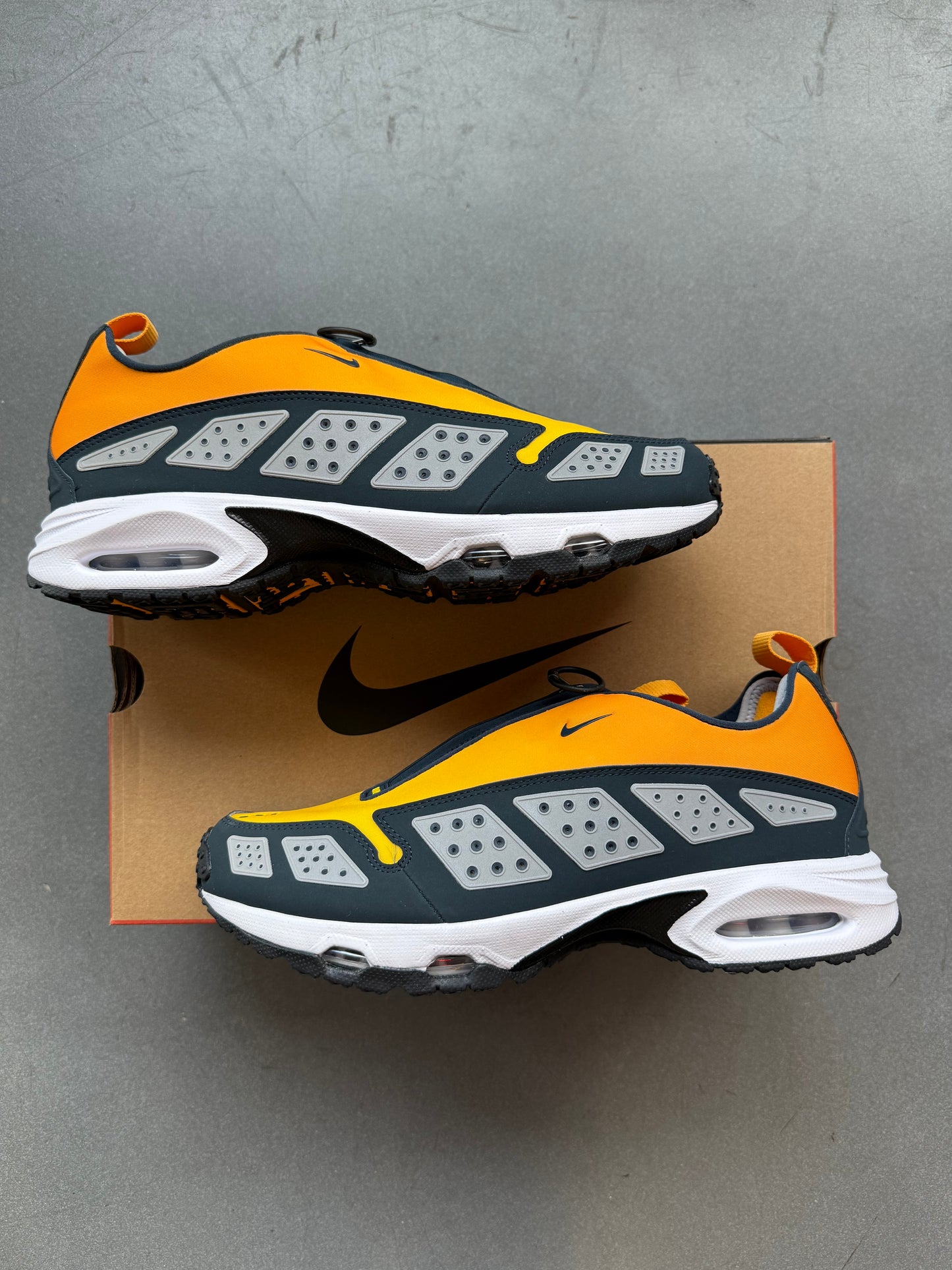 2024 SIZE 11.5 WOMEN'S NIKE AIR MAX SUNDER CANYON GOLD (NEW WITH BOX)