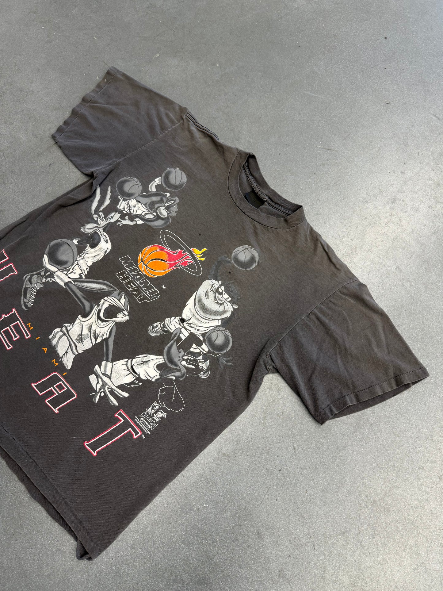 1994 NBA MIAMI HEAT LOONEY TUNES FADED TEE (CHANGES TAG)