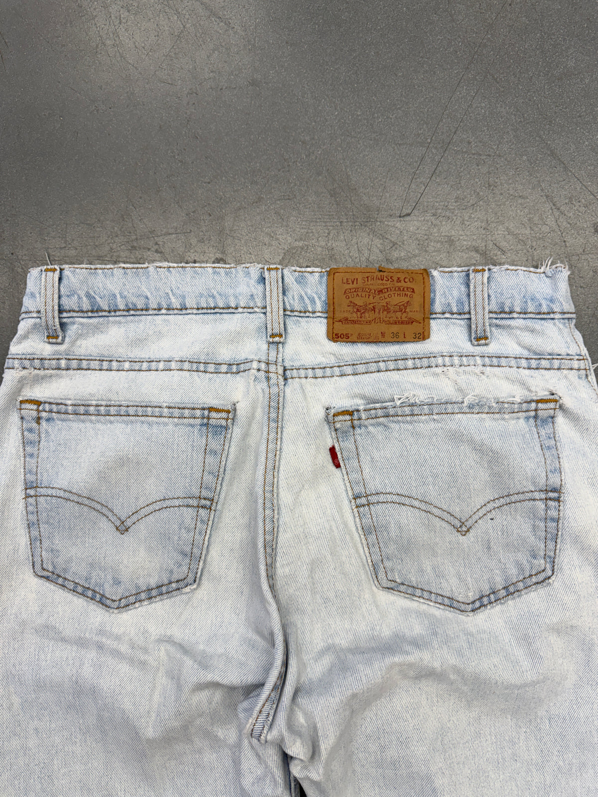 VINTAGE LEVI'S 505 REGULAR FIT FADED BLUE DENIM JEANS (36X32)