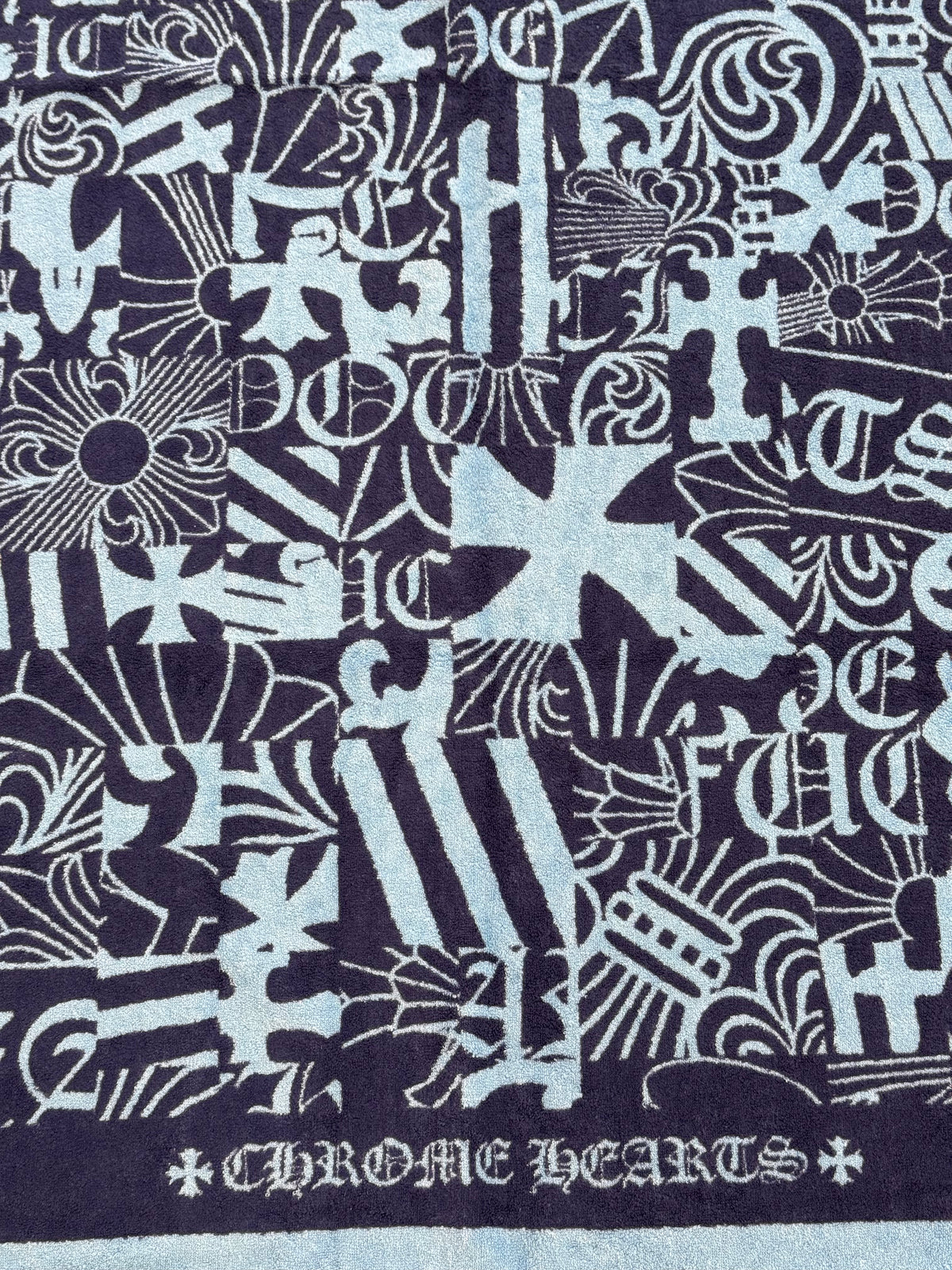CHROME HEARTS PATTERNED BEACH TOWEL - BLUE