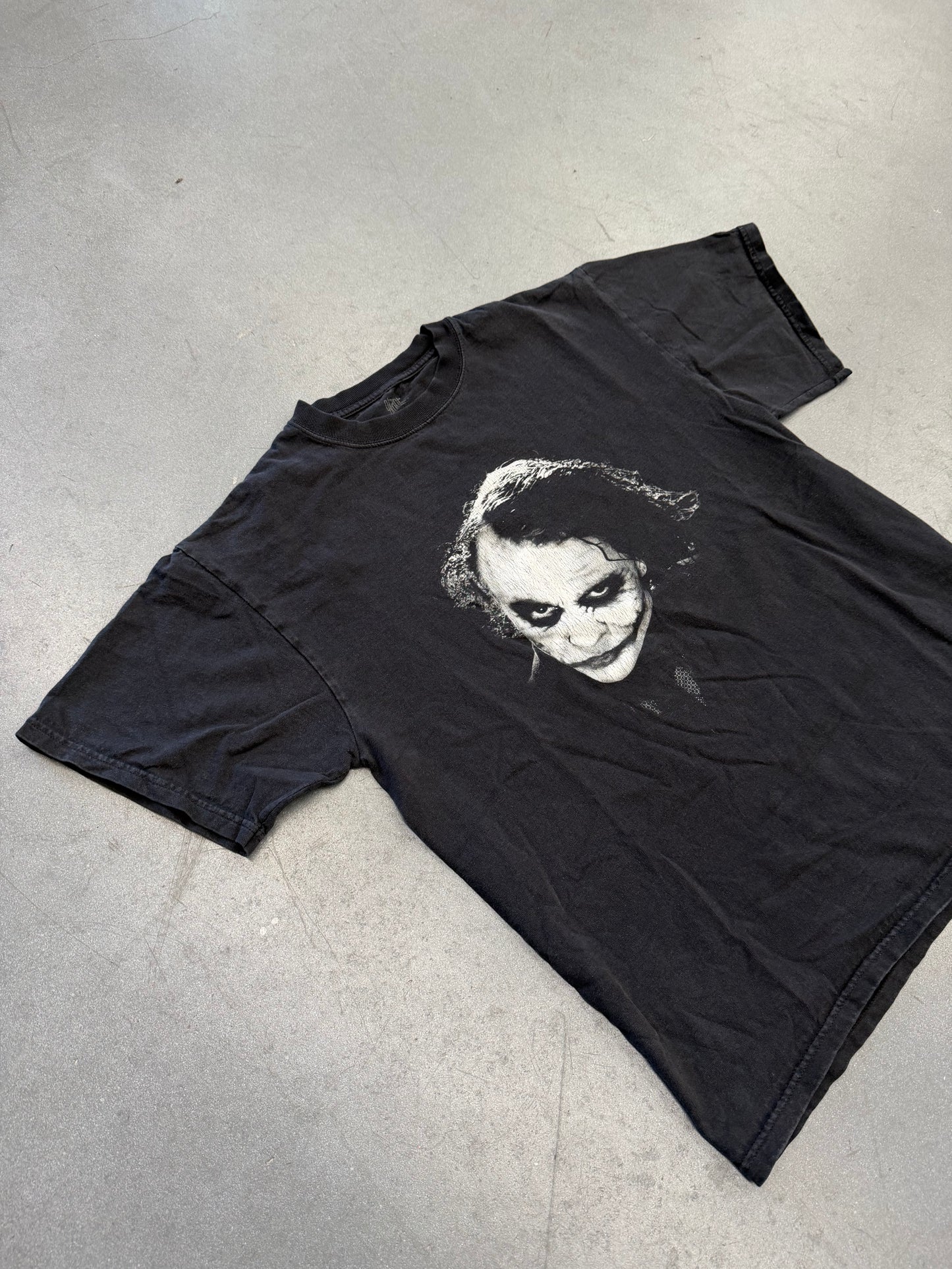 2008 DARK KNIGHT THE JOKER TEE (SCREENPRINTED GIANT TAG)