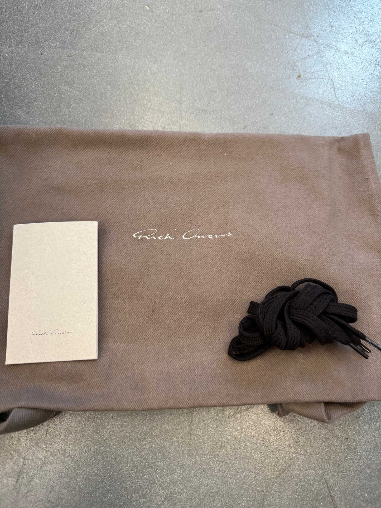SIZE 42 RICK OWENS HOLLYWOOD LOW BLACK MILK (PRE-OWNED WITH BOX)