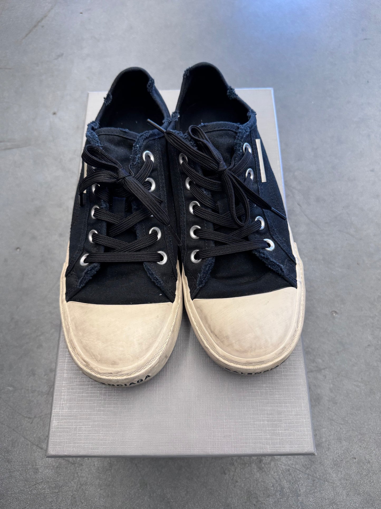 SIZE 40 BALENCIAGA PARIS CANVAS LOW SNEAKER - BLACK/WHITE (PRE OWNED WITH BOX)