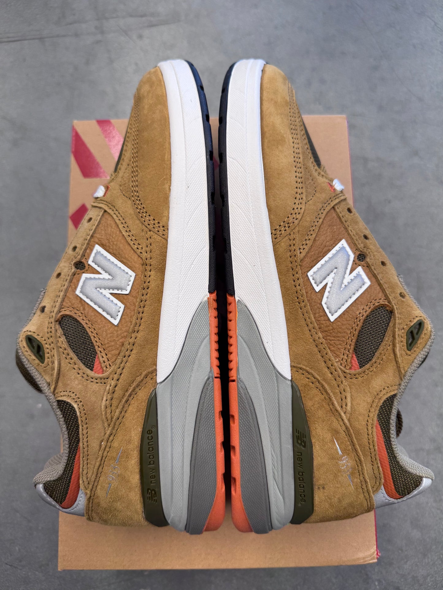 SIZE 10.5 NEW BALANCE NUMERIC 933 REYNOLDS BROWN & GREY SKATE SHOES (BRAND NEW WITH BOX)