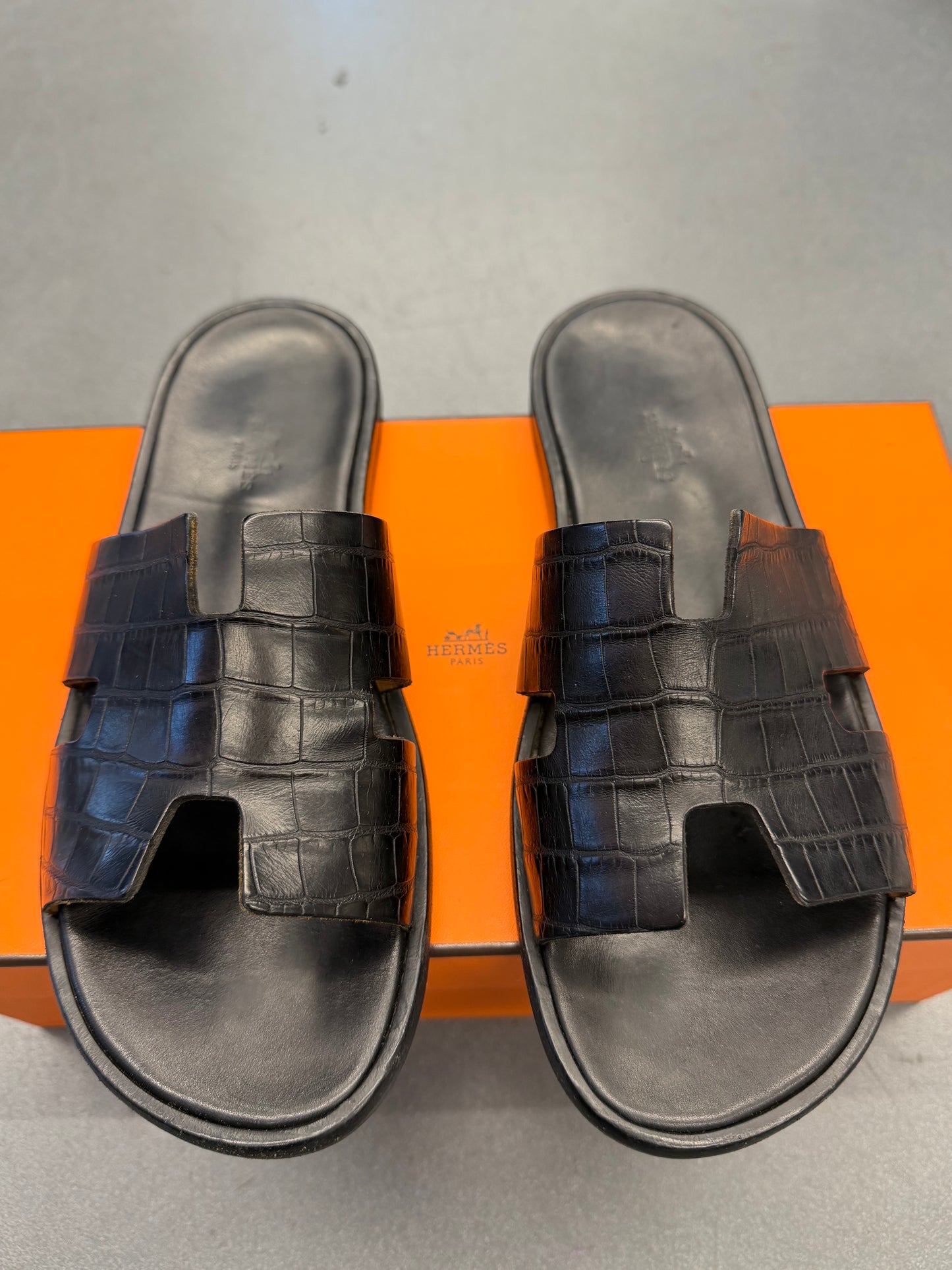 SIZE 43 HERMES IZMIR CROCODILE SANDAL  - BLACK (PRE-OWNED WITH BOX)