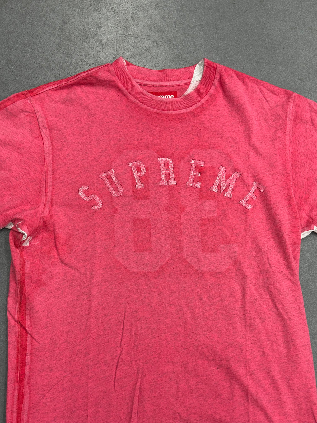 FW25 SUPREME OVERPRINT SS TOP - PINK