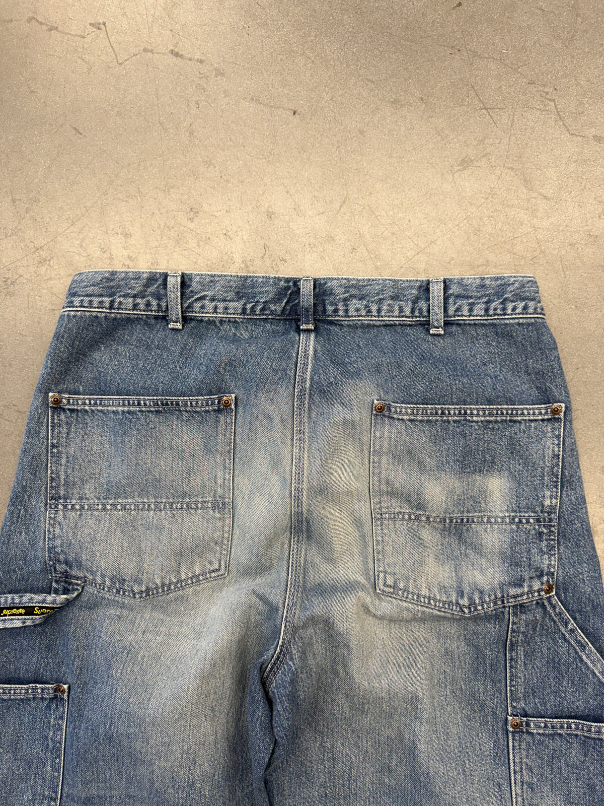 FW25 SUPREME WORN DOUBLE KNEE DENIM PAINTER  PANT - WASHED INDIGO