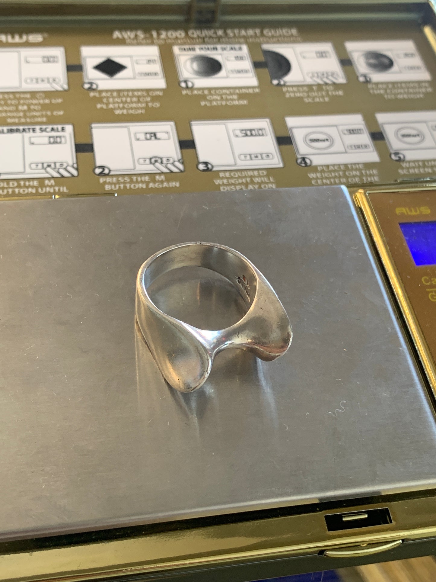 ABSTRACT BULDGE SILVER RING (8.9 GRAMS)