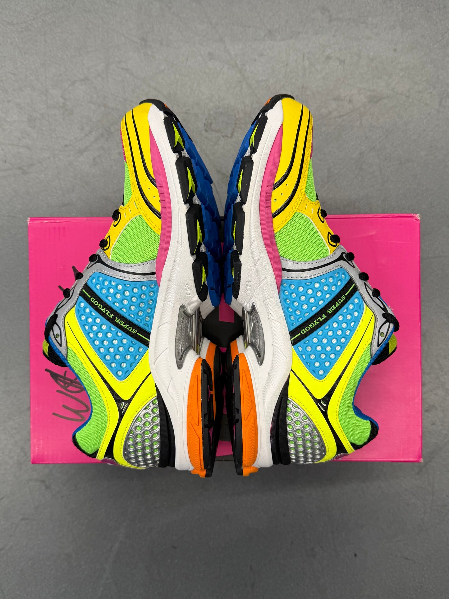 2025 SIZE 7 SAUCONY PROGRID TRIUMPH 4 WESTSIDE GUNN SUPER FLYGOD (NEW WITH SIGNED BOX)