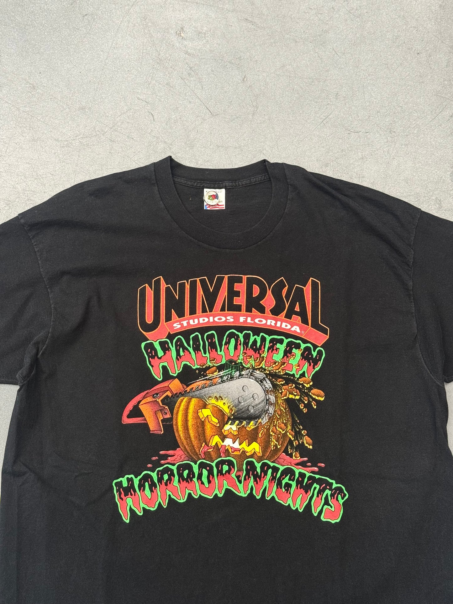 90S UNIVERSAL HALLOWEEN HORROR NIGHTS "I SURVIVED" CHAINSAW TEE (FOTL TAG)