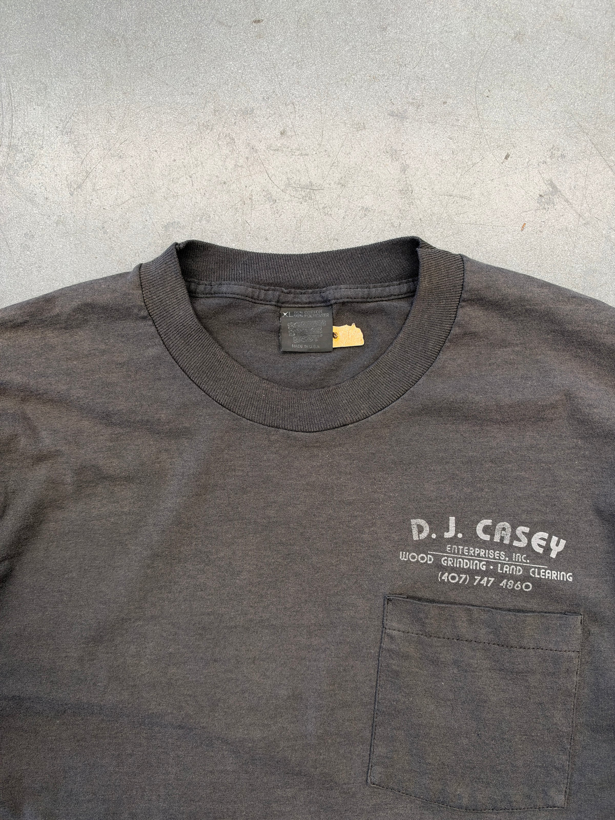 90S VINTAGE D.J. CASEY ENTERPRISES INC. WOOD GRINDING LAND CLEARING FADED POCKET TEE (SCREEN STARS BEST TAG)