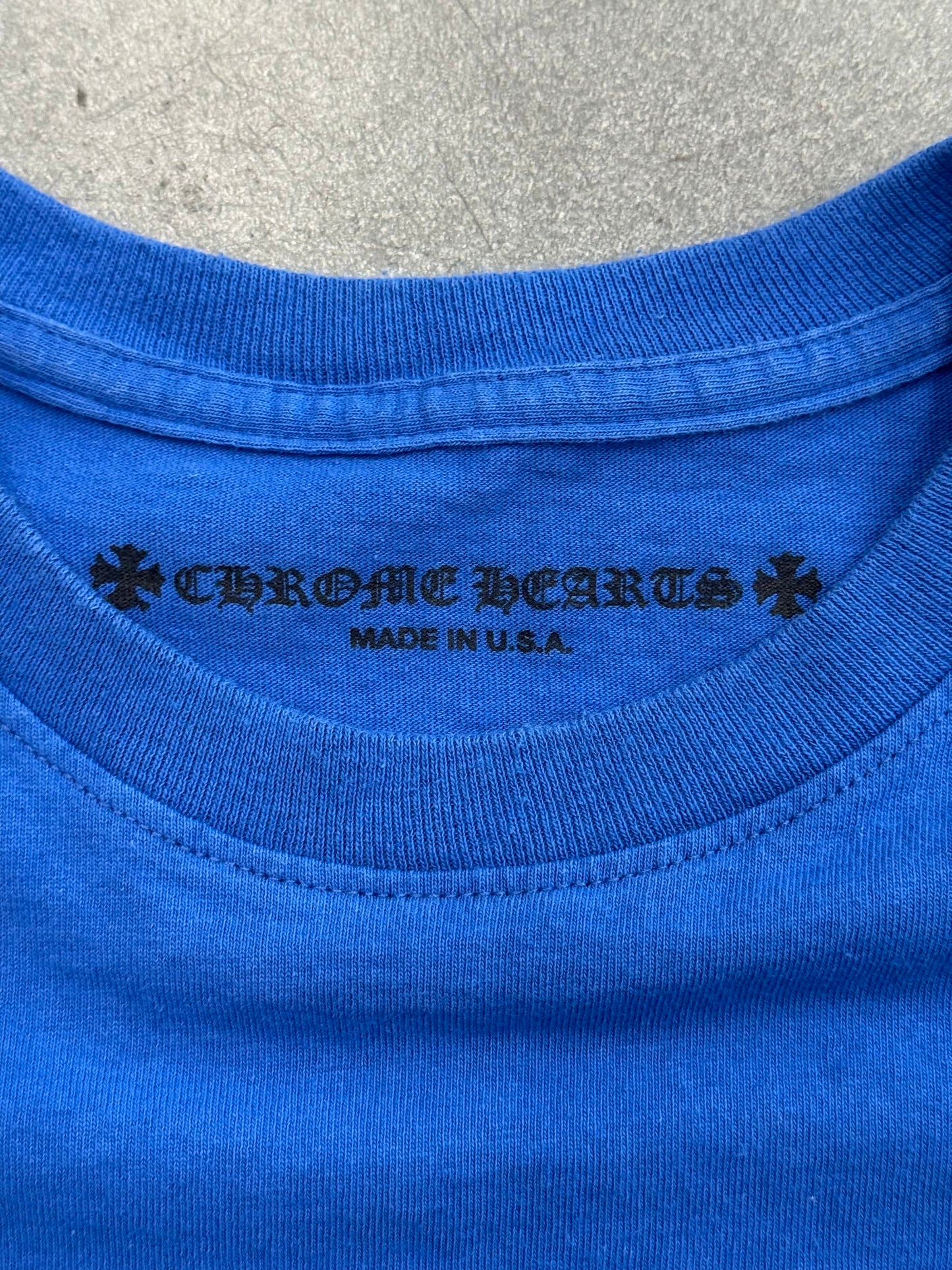 CHROME HEARTS SCROLL LOGO POCKET TEE - BLUE/PURPLE