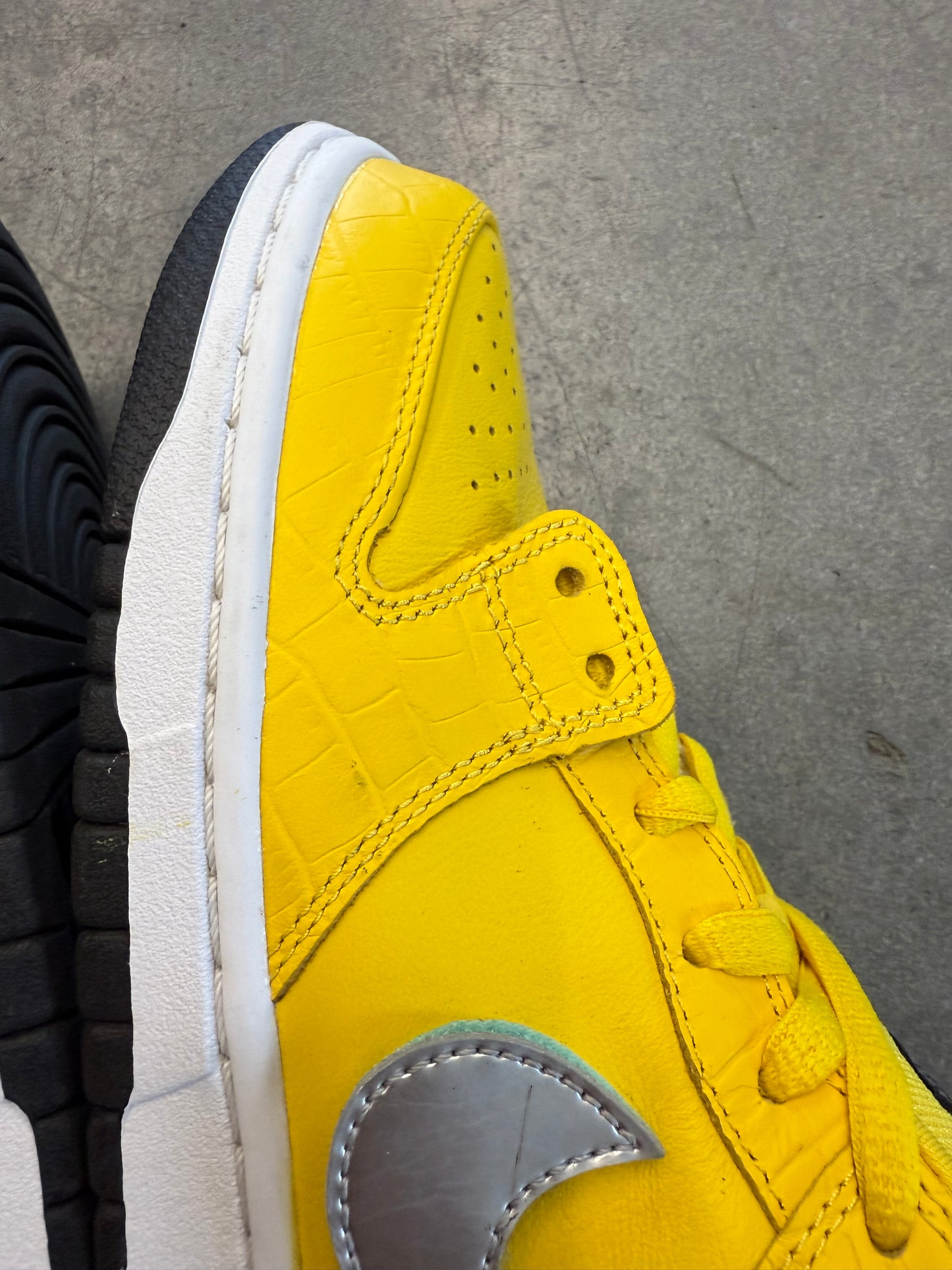 2018 SIZE 8 NIKE SB DUNK LOW DIAMOND SUPPLY CO. CANARY YELLOW [LIL WAYNE'S PERSONAL PAIR] (PRE-OWNED NO BOX)