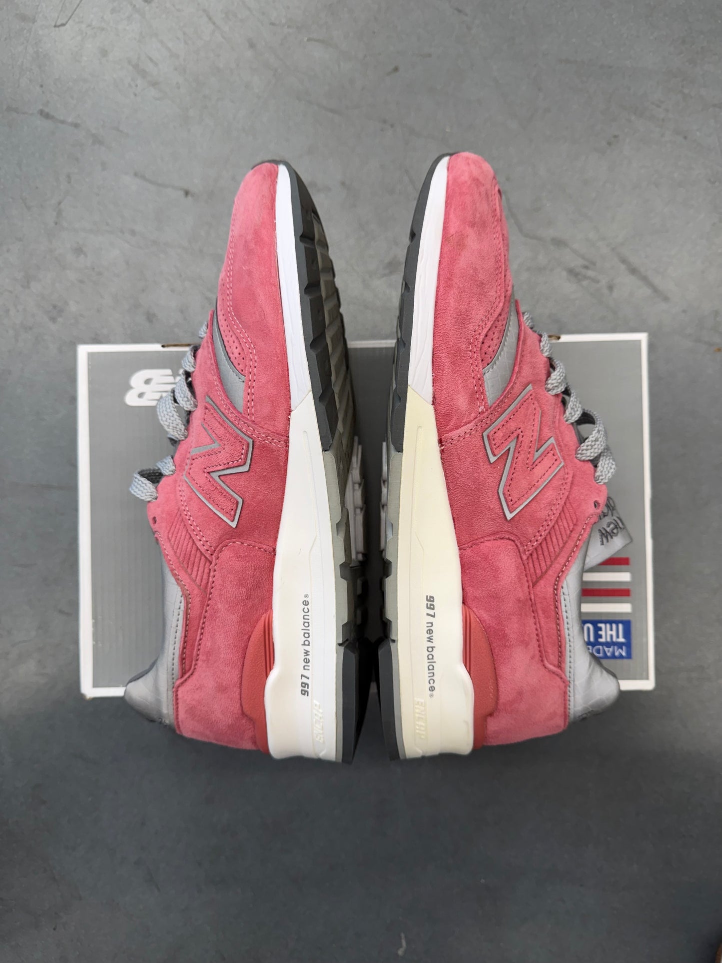 2014 SIZE 10.5 NEW BALANCE 997 CONCEPTS ROSE SNEAKERS (PRE-OWNED WITH SIZE 10 REPLACEMENT BOX)