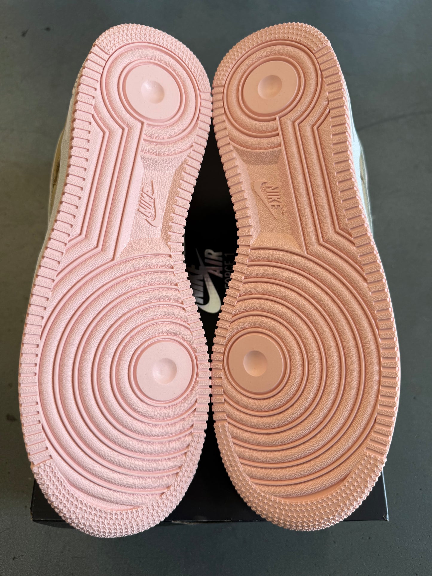 2024 SIZE 9.5 NIKE AIR FORCE 1 LOW LINEN (NEW WITH BOX)