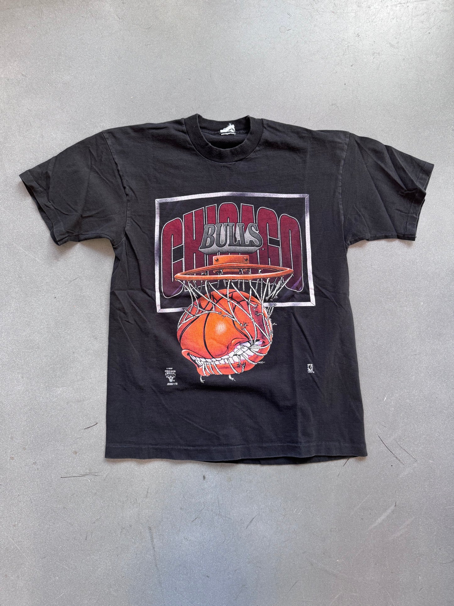 90'S CHICAGO BULLS BITING BASKETBALL HOOP TEE (PULLED TAG)