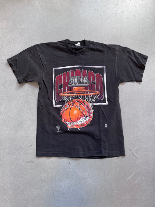 90'S CHICAGO BULLS BITING BASKETBALL HOOP TEE (PULLED TAG)