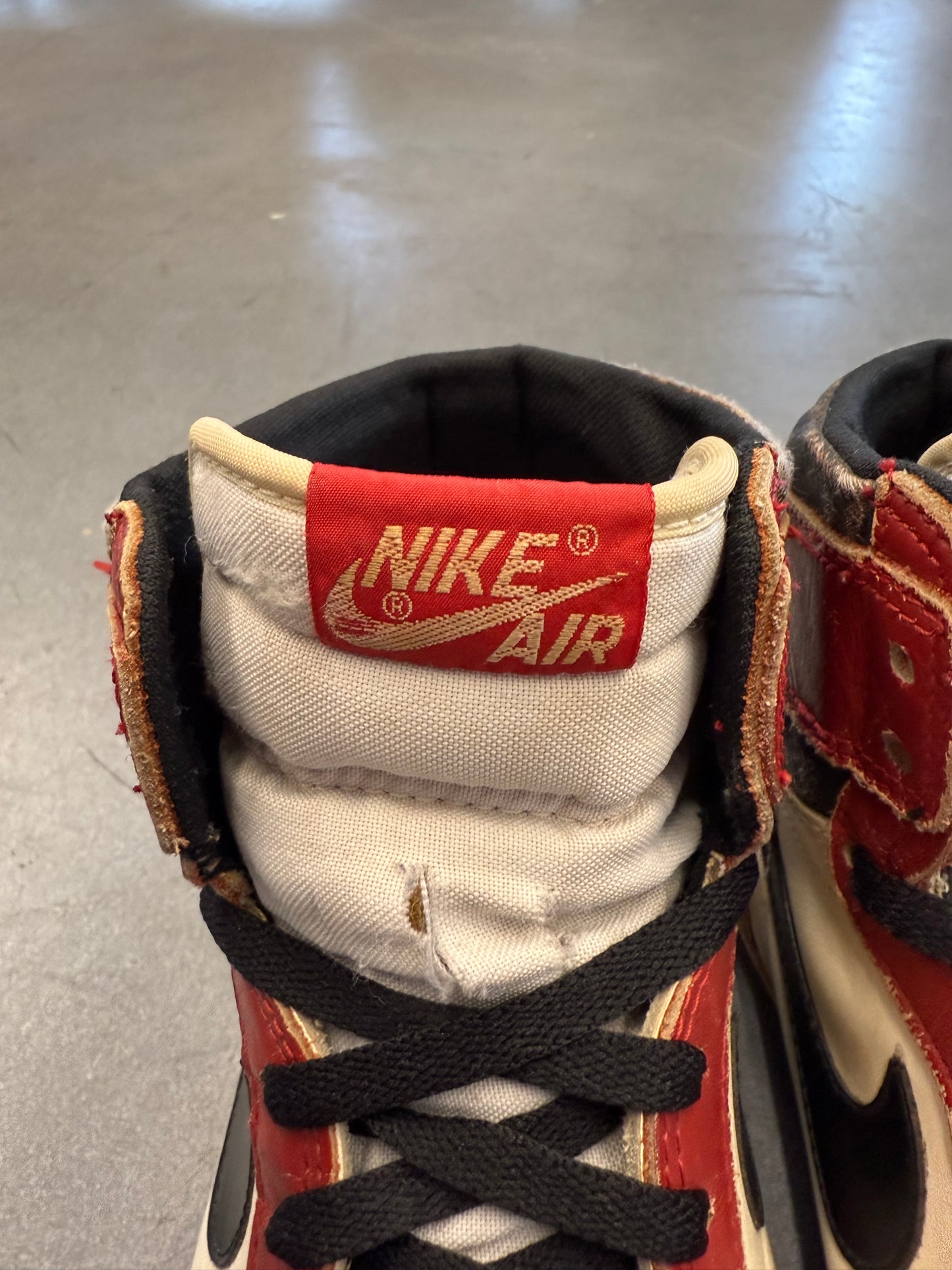 1985 SIZE 10.5 AIR JORDAN 1 CHICAGO (PRE-OWNED NO BOX)