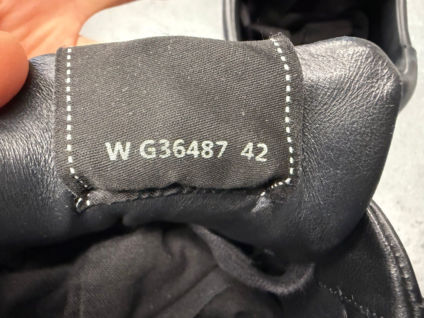 SIZE 42 CHANEL G36487 LEATHER SNEAKER - BLACK