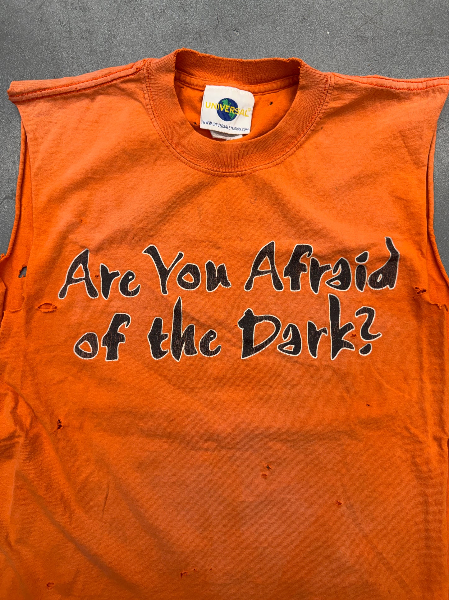 2000 UNIVERSAL HALLOWEEN HORROR NIGHTS X JACK-IN-THE-BOX "ARE YOU AFRAID OF THE DARK?" DISTRESSED CUTOFF TEE