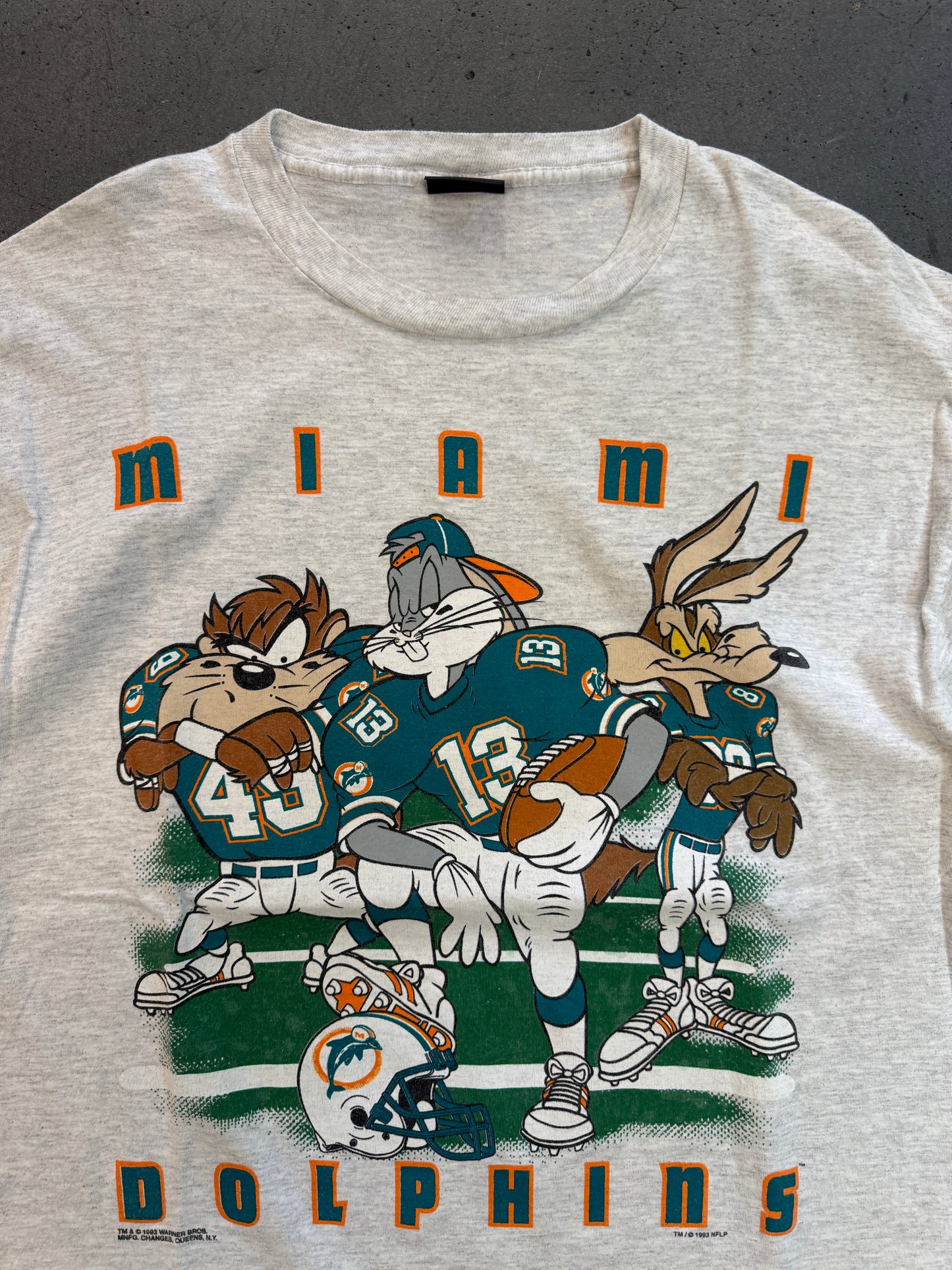 1993 MIAMI DOLPHINS LOONEY TUNES TAZ, BUGS, WIL E. TEE (CHANGES TAG)