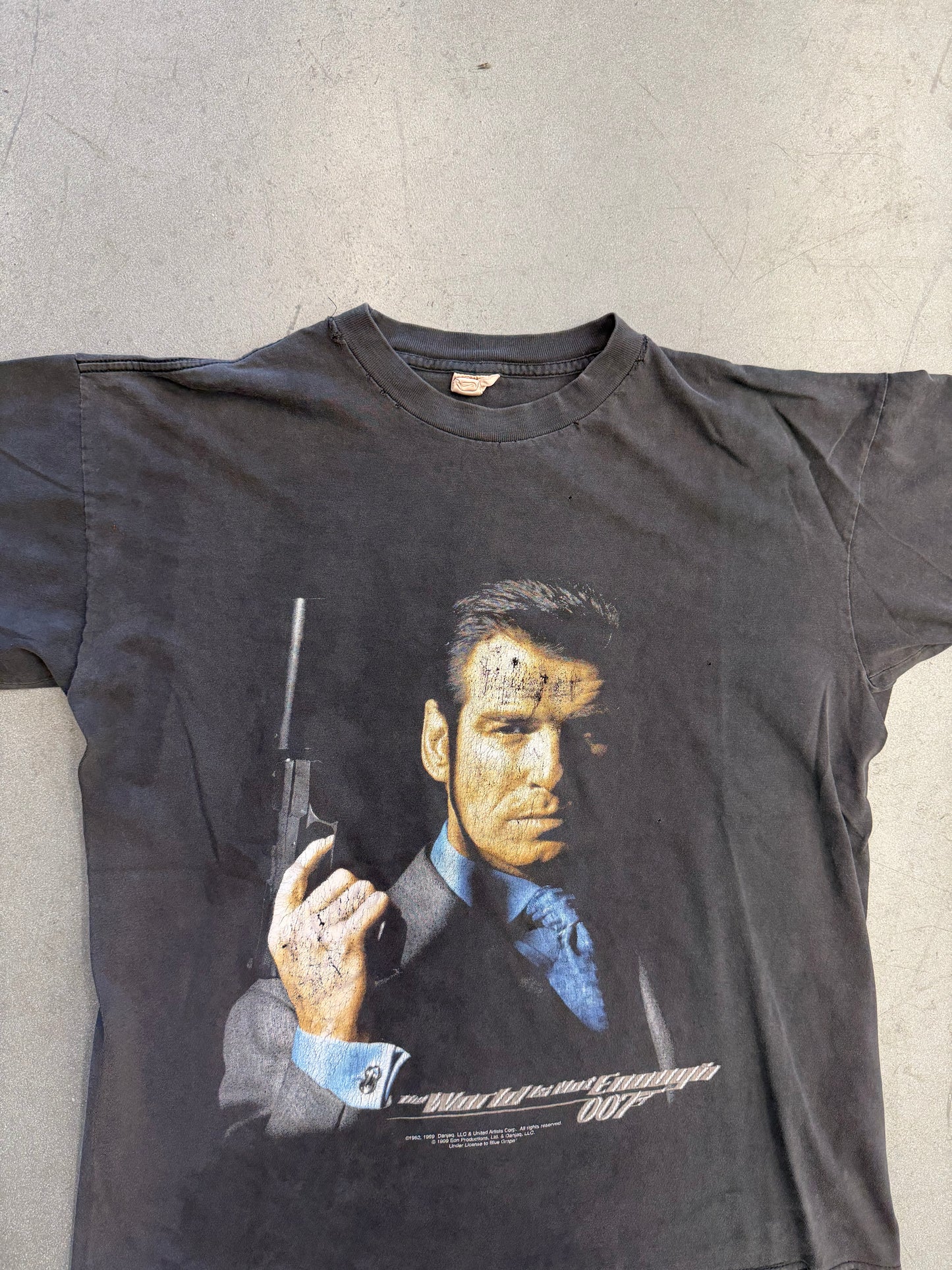 1999 007 THE WORLD IS NOT ENOUGH MOVIE TEE (FADED TAG)