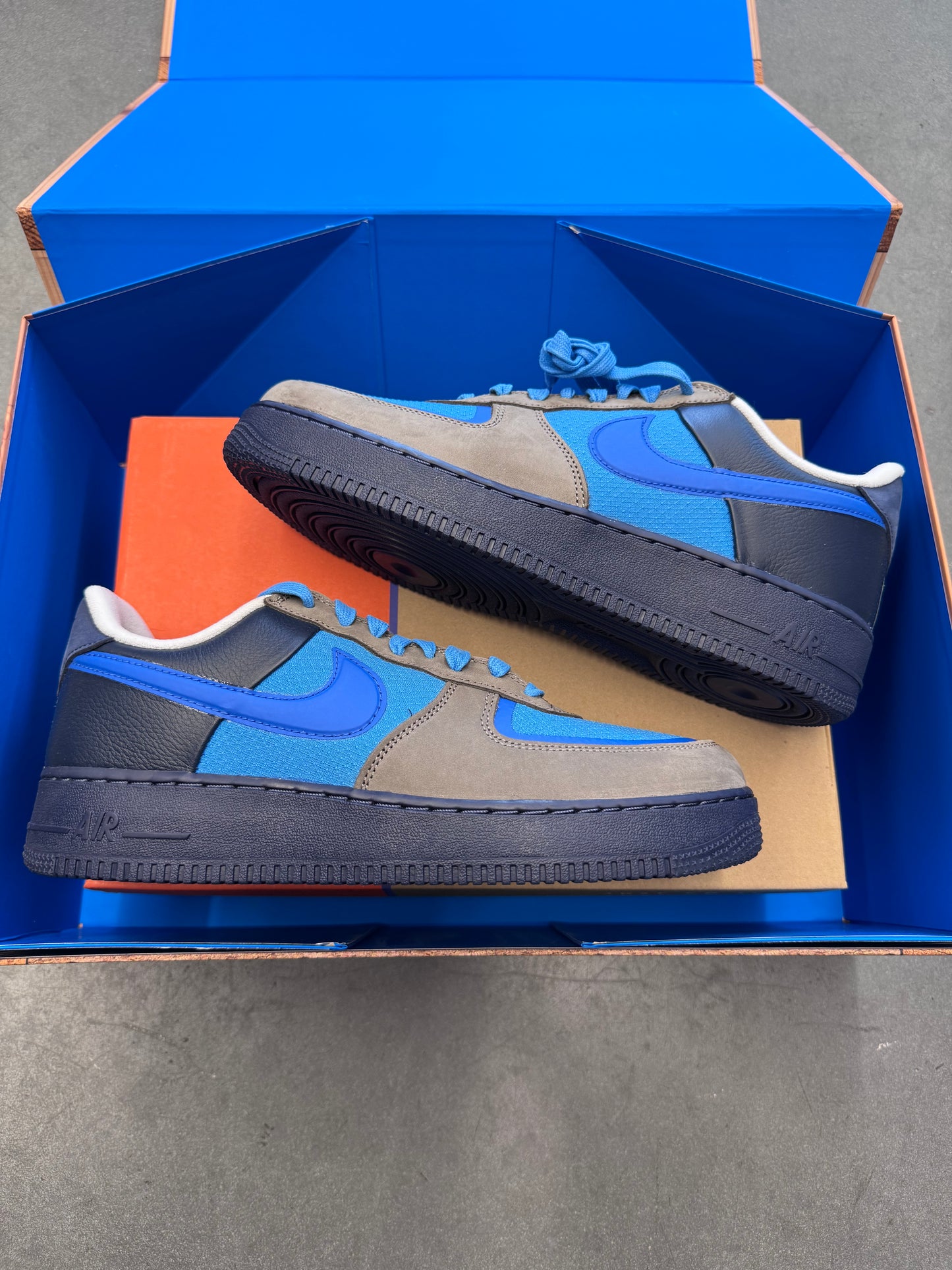 2024 SIZE 9.5 NIKE AIR MAX 95 & NIKE AIR FORCE 1 LOW STASH SPECIAL BOX (WITH POSTER) (SIGNED) (BRAND NEW OG ALL)