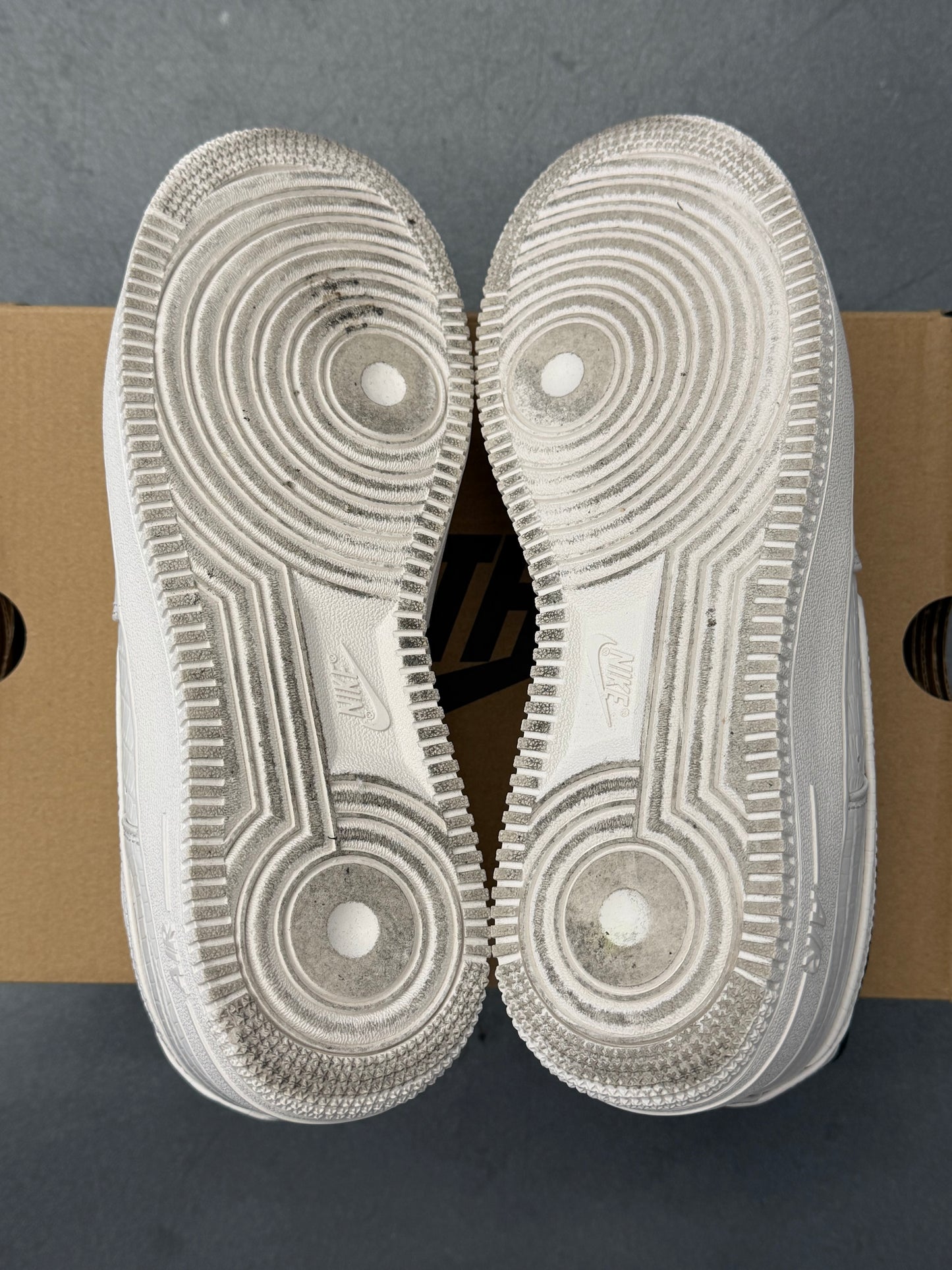 2025 SIZE 7Y NIKE AIR FORCE 1 LOW KITH PANTHOM (PRE-OWNED WITH BOX)