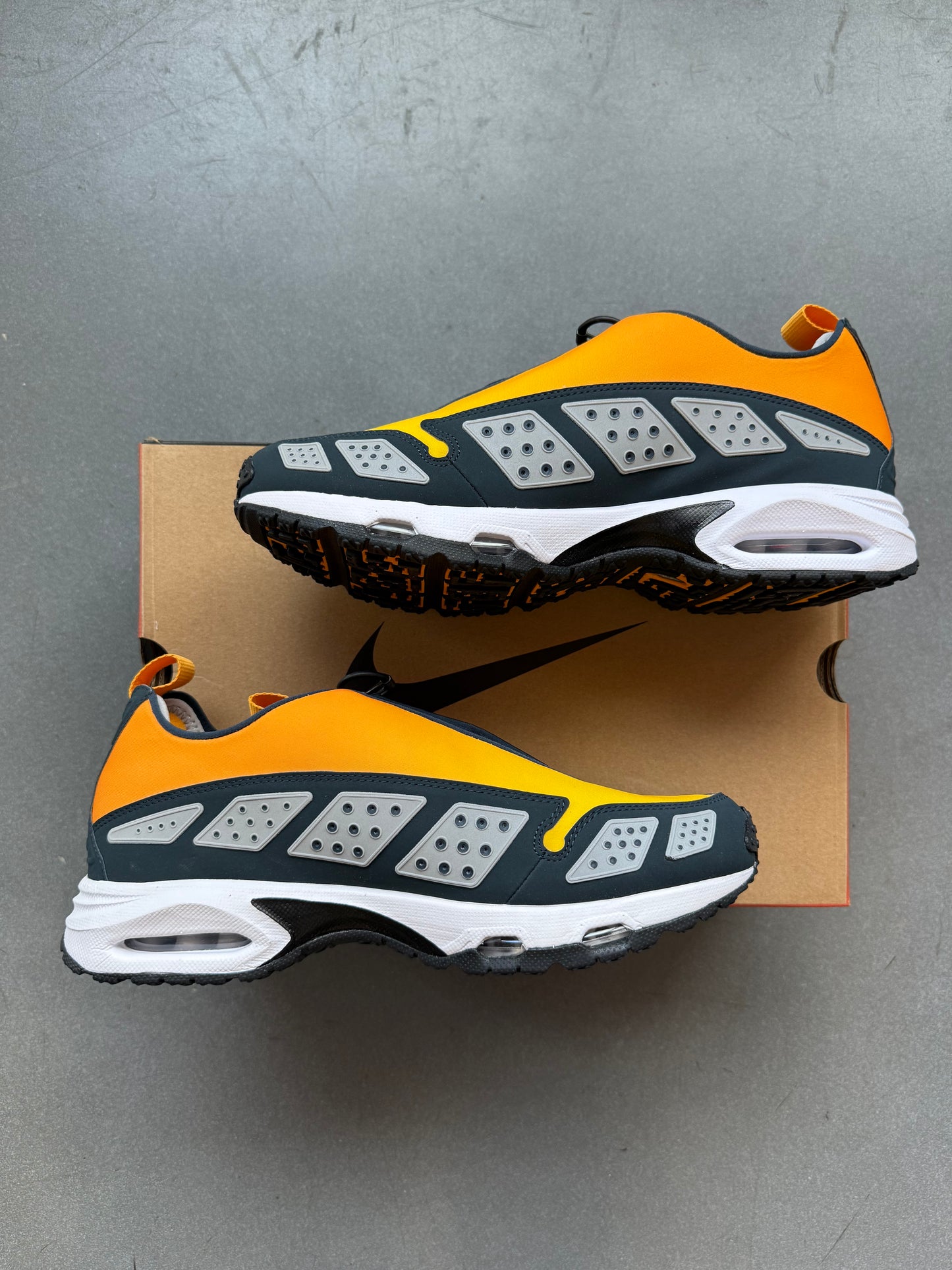 2024 SIZE 11.5 WOMEN'S NIKE AIR MAX SUNDER CANYON GOLD (NEW WITH BOX)