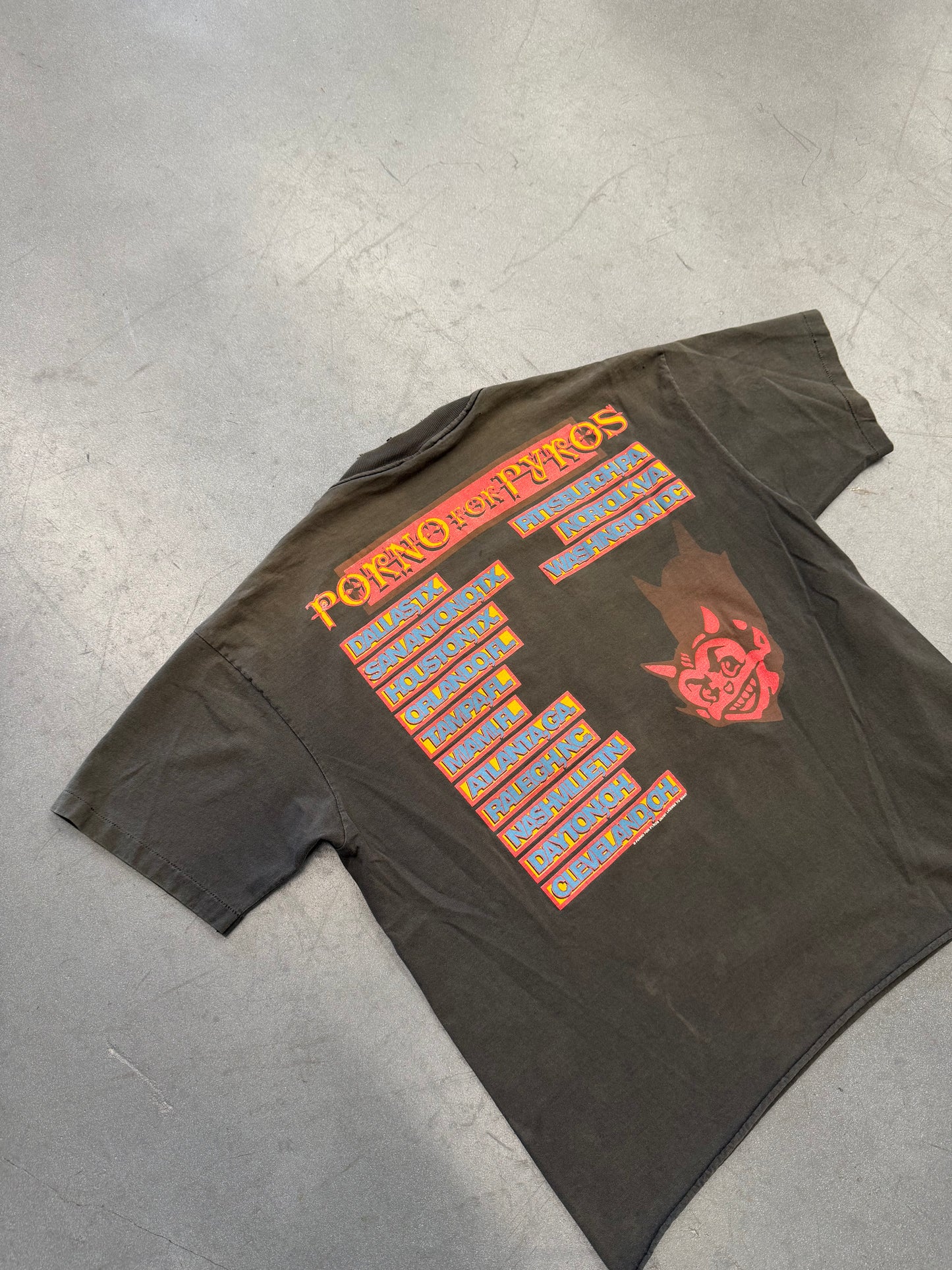 1993 PORNO FOR PYROS BON APPETIT CROPPED TEE (GIANT TAG)