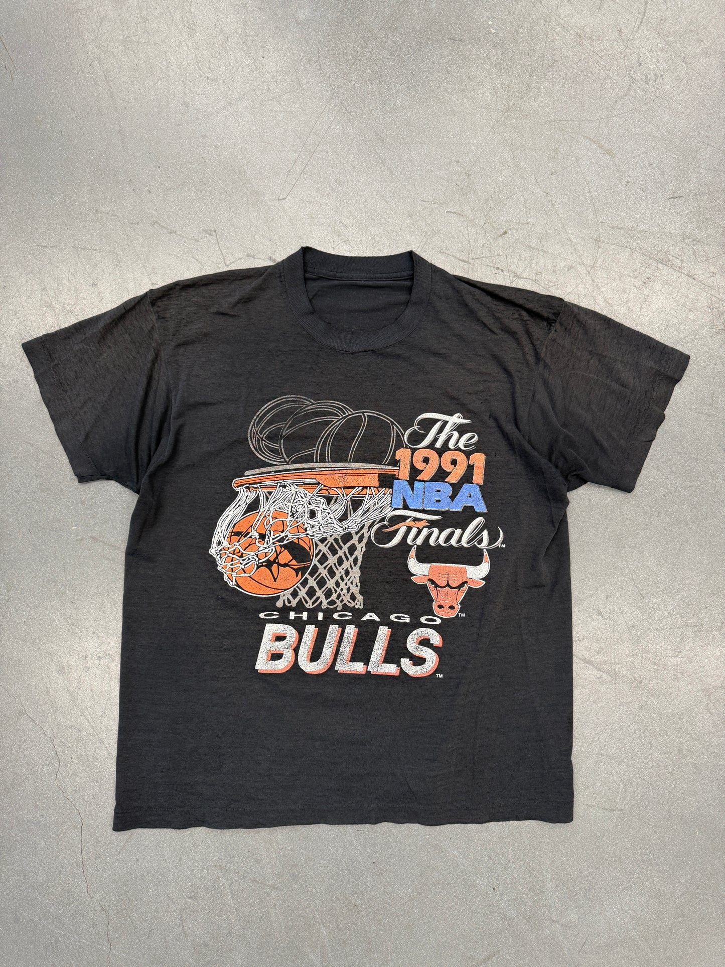 1991 "THE 1991 NBA FINALS" CHICAGO BULLS BALL IN NET TEE (PULLED TAG)