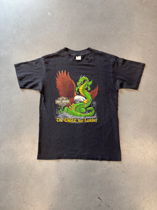 1986 HARLEY-DAVIDSON THE EAGLE HAS LANDED MILWAUKEE, WISCONSIN TEE (HOLOUBEK)