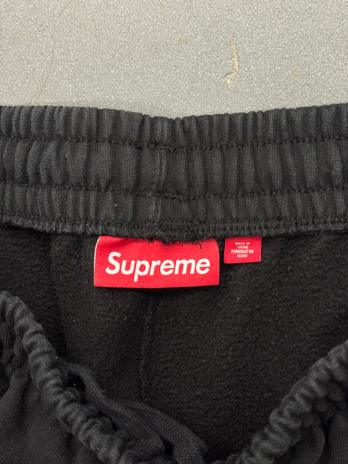 FW25 SUPREME WASHED OLD ENGLISH CUSTOM SWEATSHORTS CUT - BLACK (FADED)