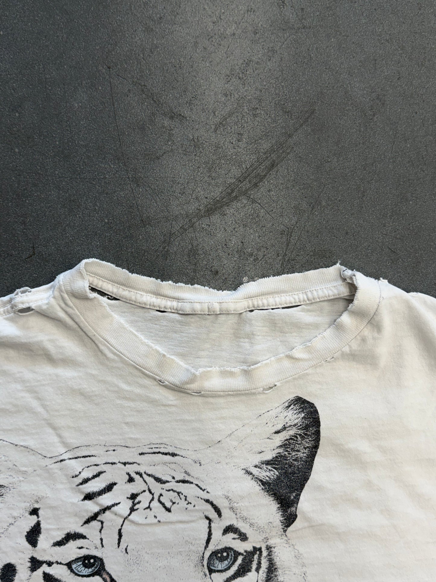 90S WHITE TIGER DISTRESSED NATURE TEE (PULLED TAG)