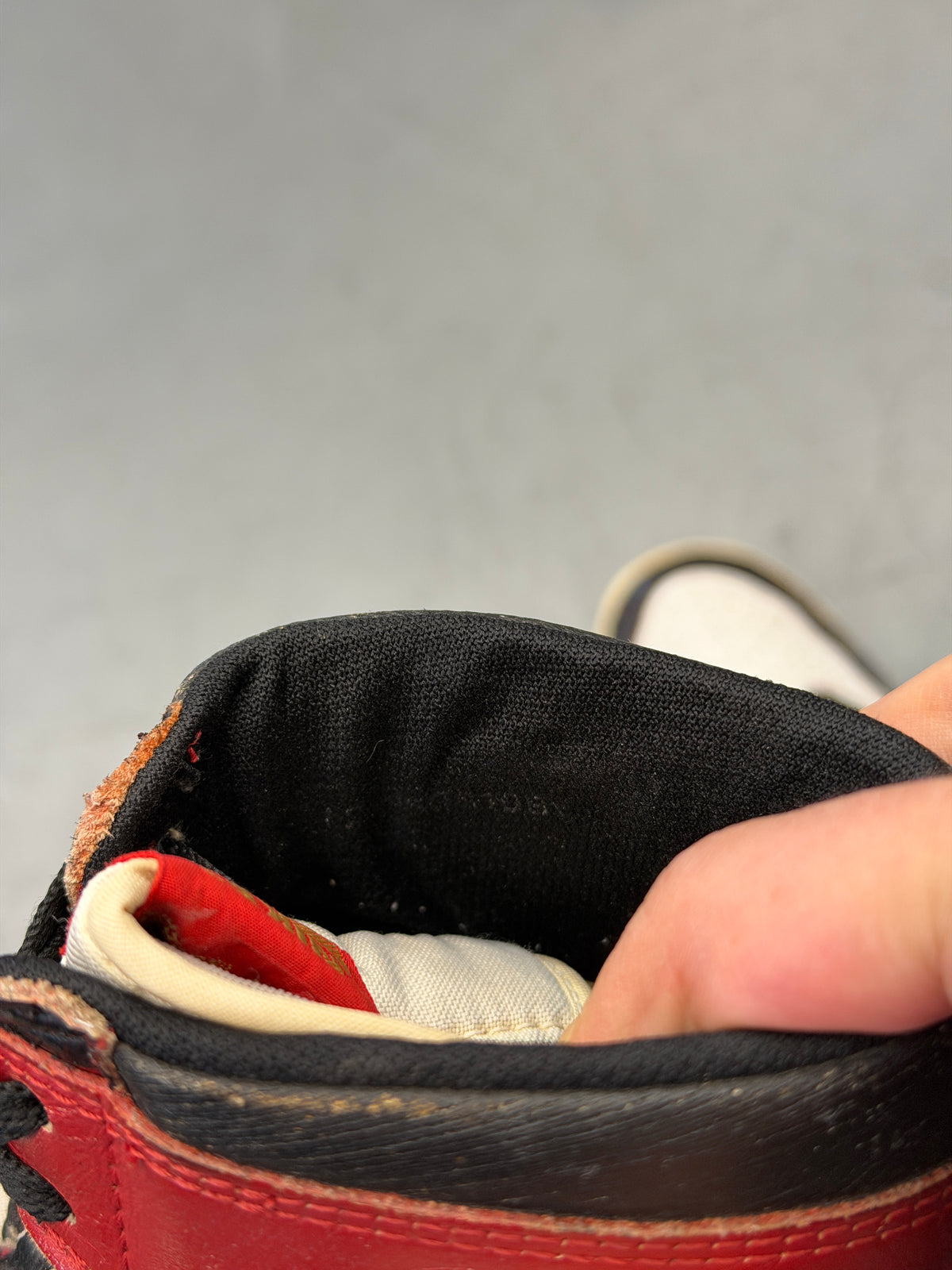 1985 AIR JORDAN 1 HIGH - PAINTED CHICAGO BLACK TOE (E)