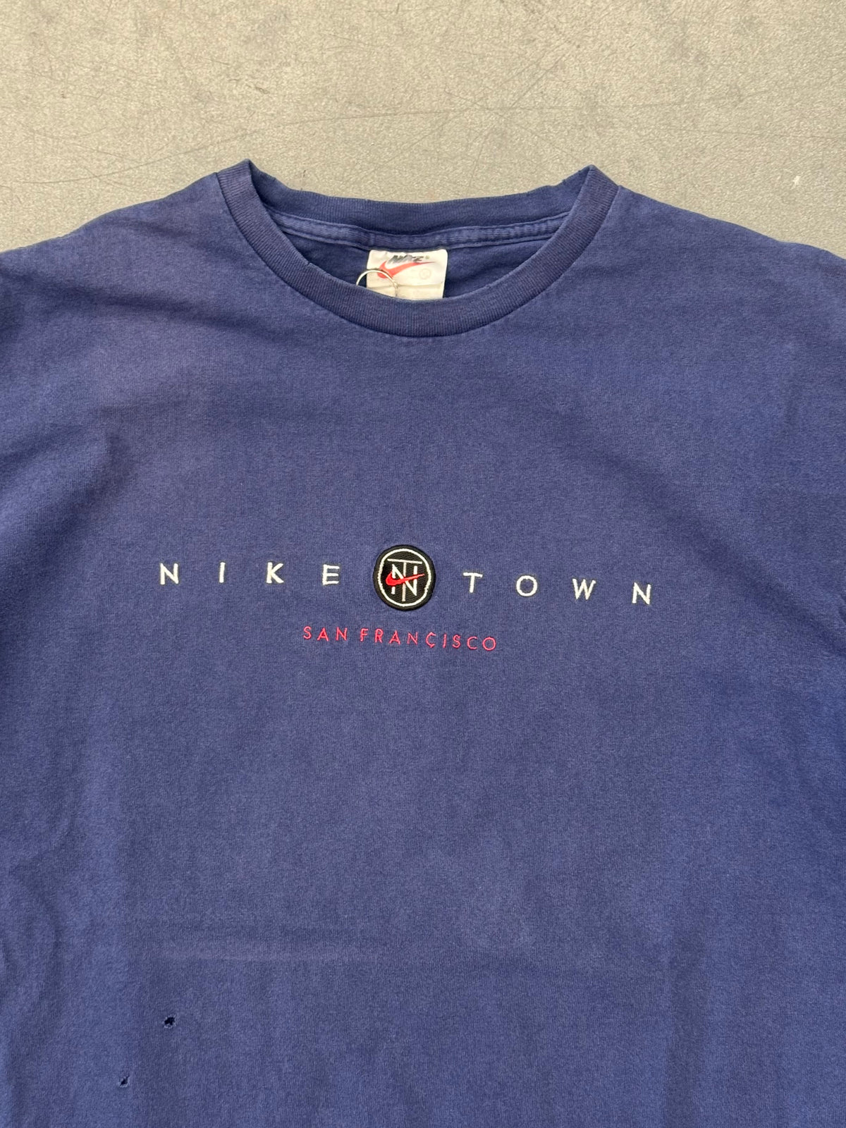90S NIKETOWN SAN FRANCISCO EMBROIDERED TEE (RED/WHITE NIKE TAG)