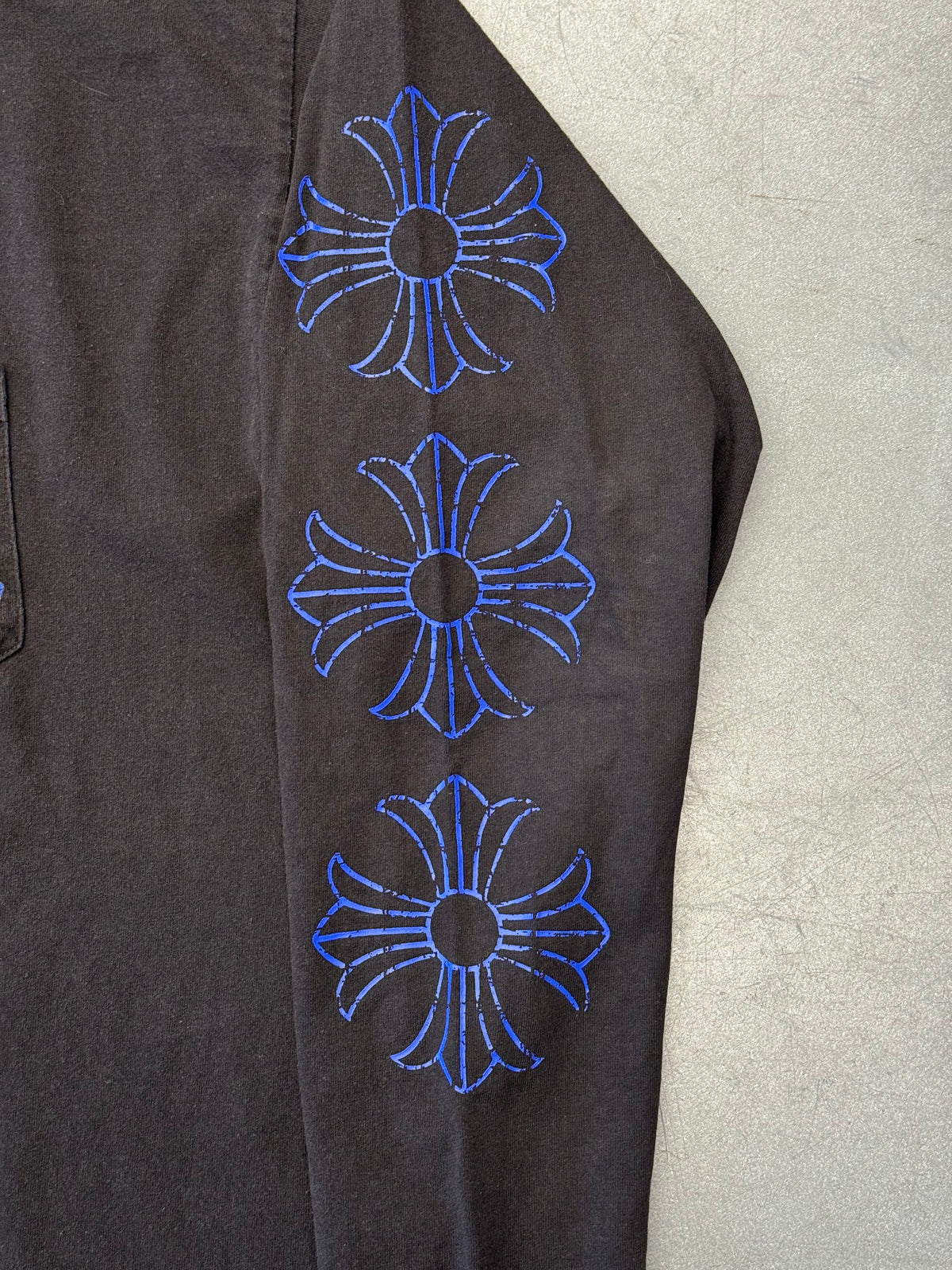 2010-12 CHROME HEARTS BLUE CROSS HORSESHOE LONG SLEEVE POCKET TEE - BLACK/BLUE