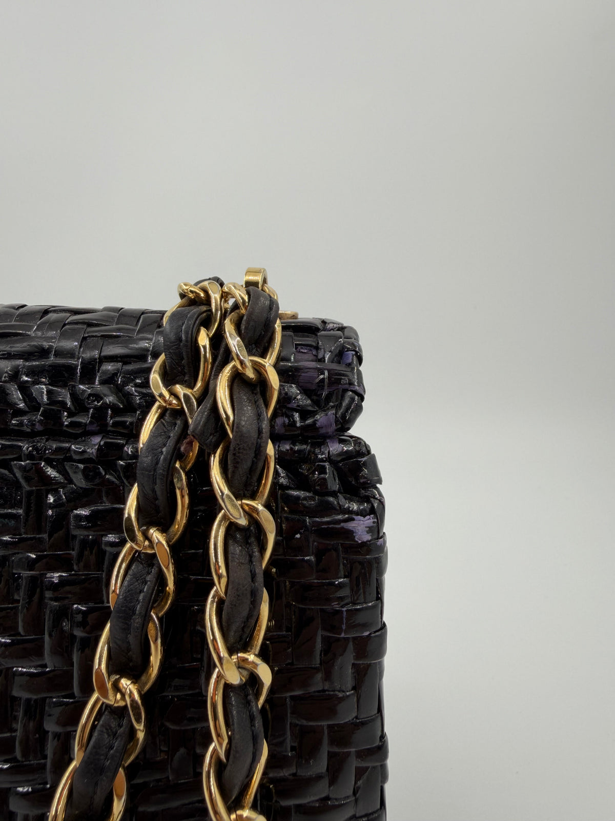 2001 CHANEL WOVEN WICKER/RATTAN MINI CLASSIC FLAP BAG - BLACK/GOLD