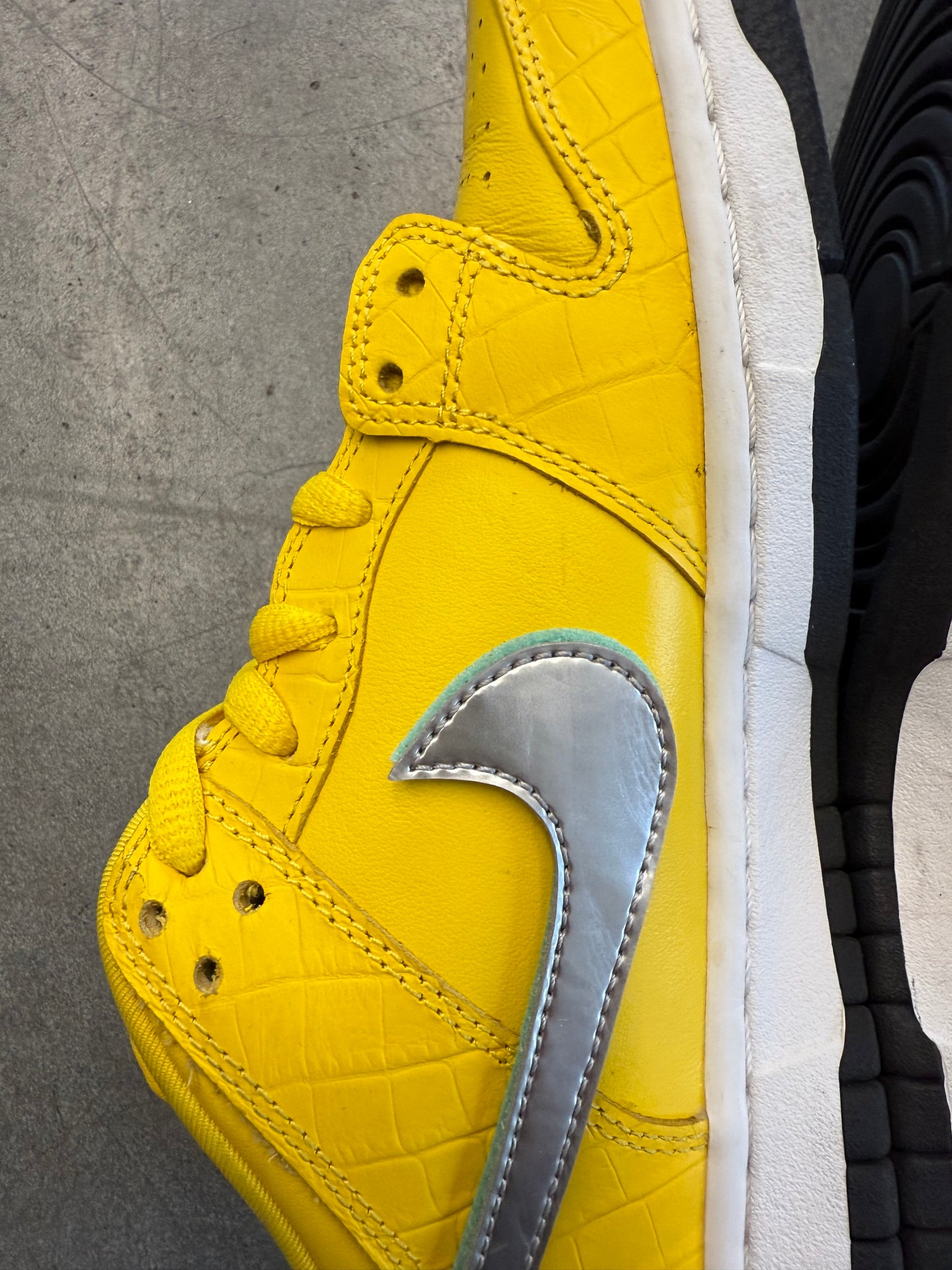 2018 SIZE 8 NIKE SB DUNK LOW DIAMOND SUPPLY CO. CANARY YELLOW [LIL WAYNE'S PERSONAL PAIR] (PRE-OWNED NO BOX)
