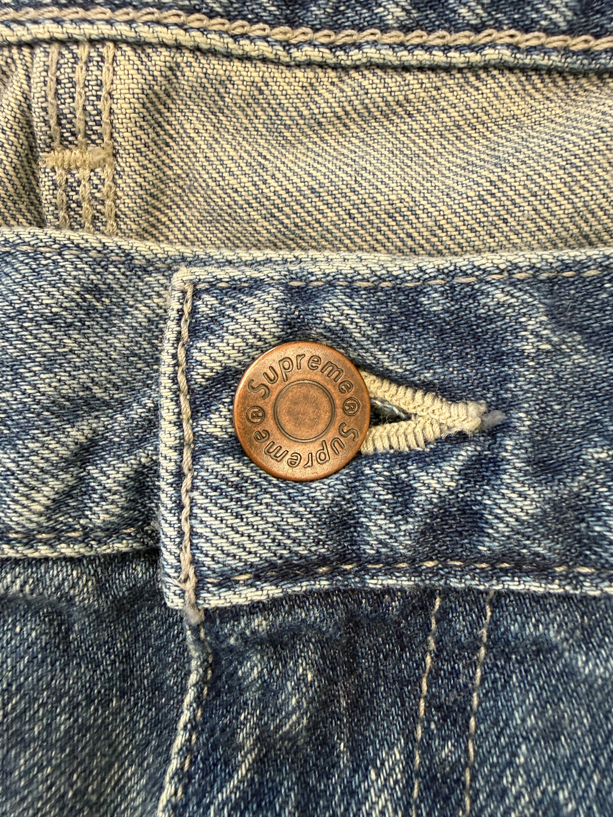 FW25 SUPREME WORN DOUBLE KNEE DENIM PAINTER  PANT - WASHED INDIGO