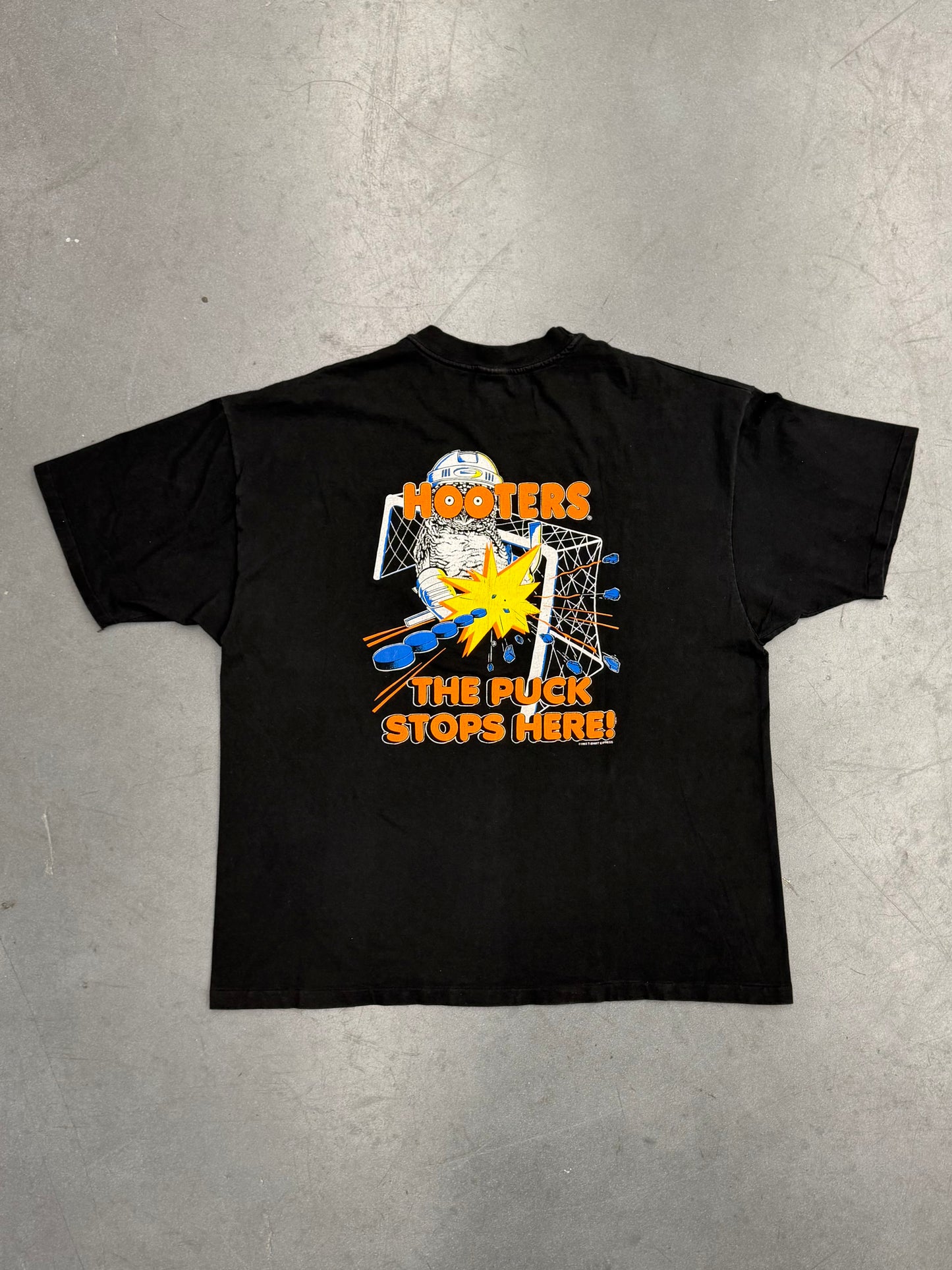 1995 HOOTERS EDMONTON ALBERTA CANADA "THE PUCK STOPS HERE!" TEE (HANES TAG)