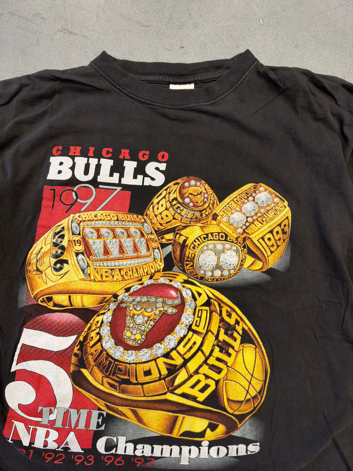 1997 CHICAGO BULLS 5 TIME NBA CHAMPIONS RINGS BOOTLEG RAP-STYLE TEE (ONE SIZE TAG)