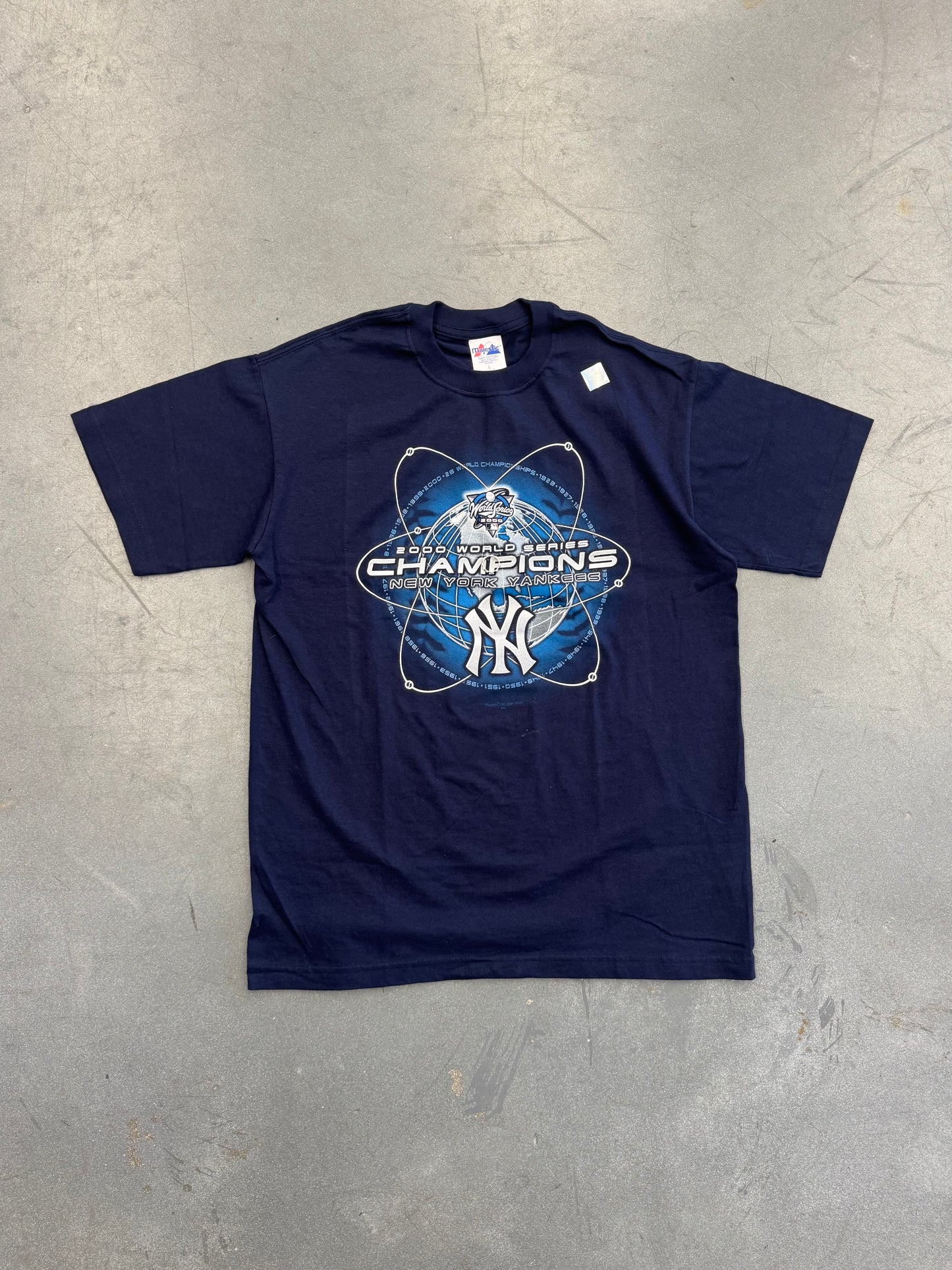 2000 NEW YORK YANKEES WORLD SERIES CHAMPIONS TEE (MAJESTIC TAG) (NWT)