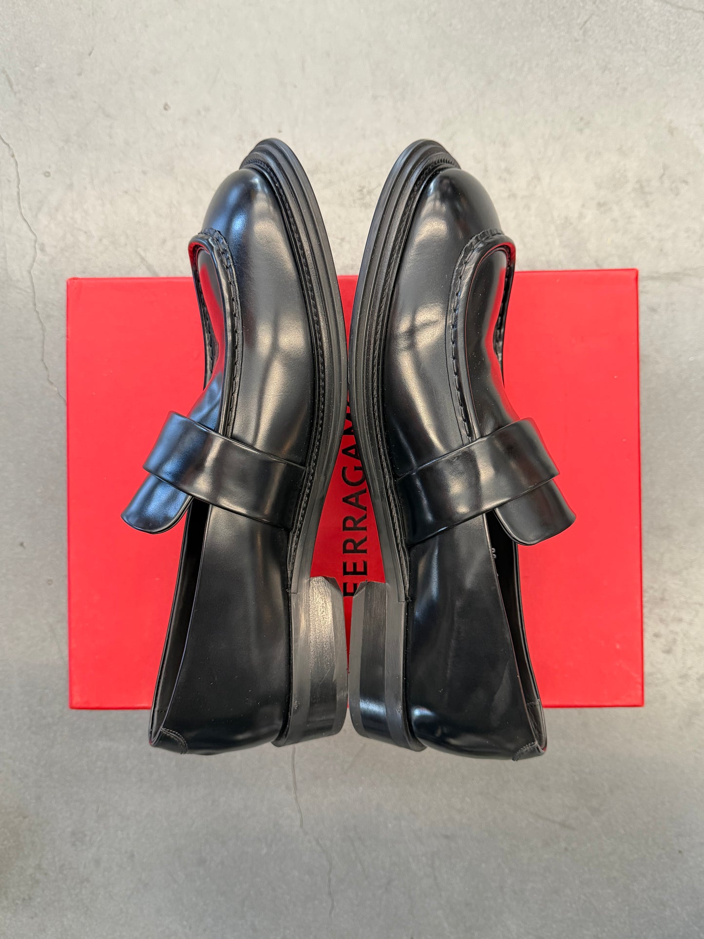 FERRAGAMO FIDELE BLACK LEATHER WIDE TOE LOAFERS (W/BOX)