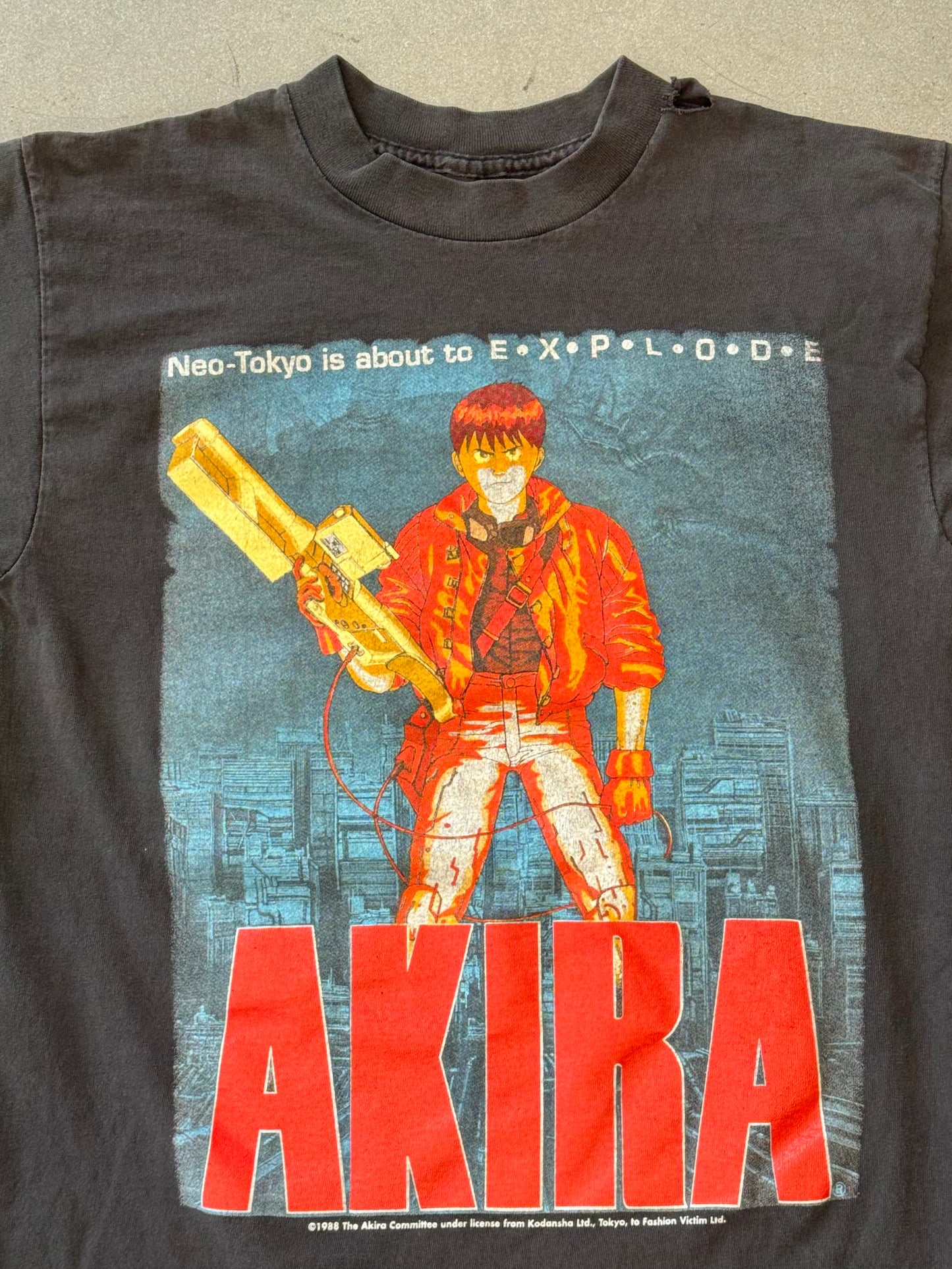 1988 AKIRA NEO-TOKYO IS ABOUT TO EXPLODE MOVIE PROMO TEE (FASHION VICTIM TAG)