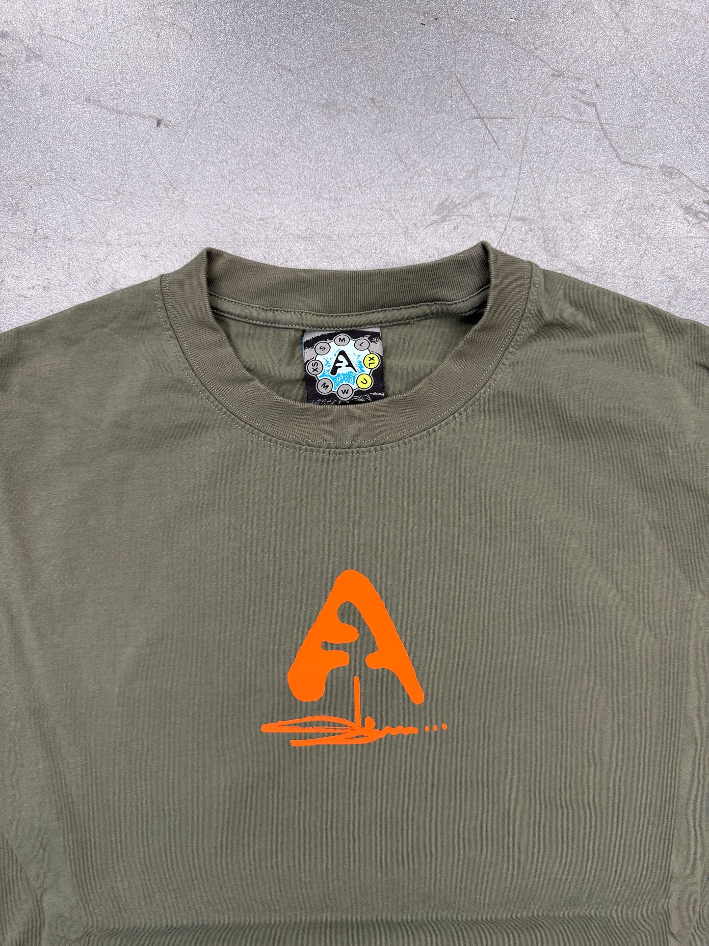 SLAWN LOGO LOCK TEE - OLIVE