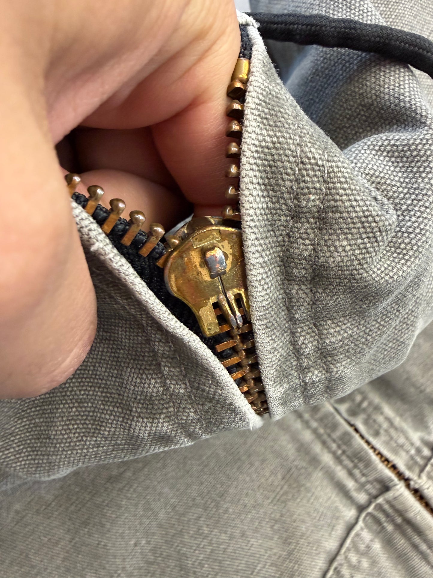 2000'S CARHARTT INSULATED CANVAS HOODIE (BROKEN ZIPPER) - GRAY (J142SAG XL)